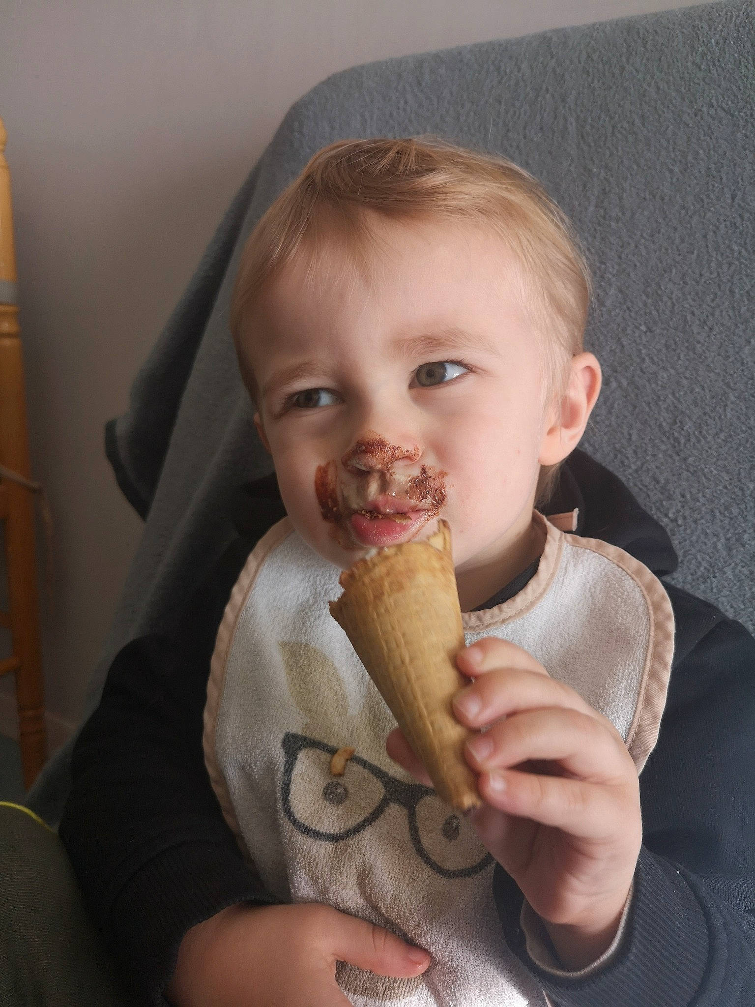 Aaron participe au concours pour gagner de l'argent avec cette photo : baby, baby_toddler_clothing, biting, cheek, child, face, finger, food, food_craving, gesture, head, iris, lip, mouth, nail, nose, person, skin, tableware, thumb