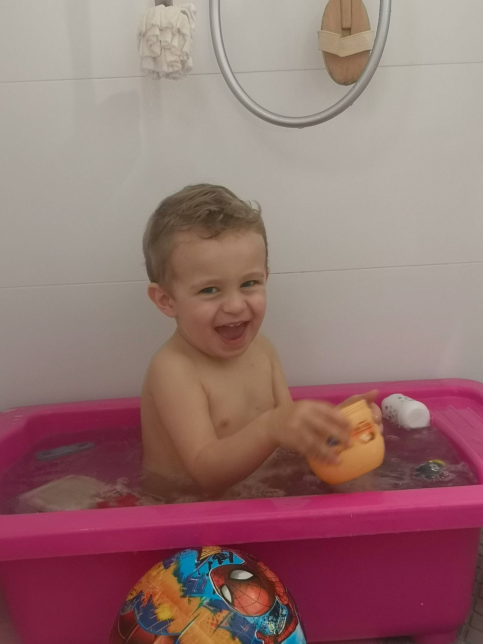 Aaron participe au concours pour gagner de l'argent avec cette photo : baby, baby_bathing, baby_products, bathing, bathroom, bathtub, chest, child, fun, happy, joy, leisure, organ, person, plumbing, product, room, smile, stomach, thigh