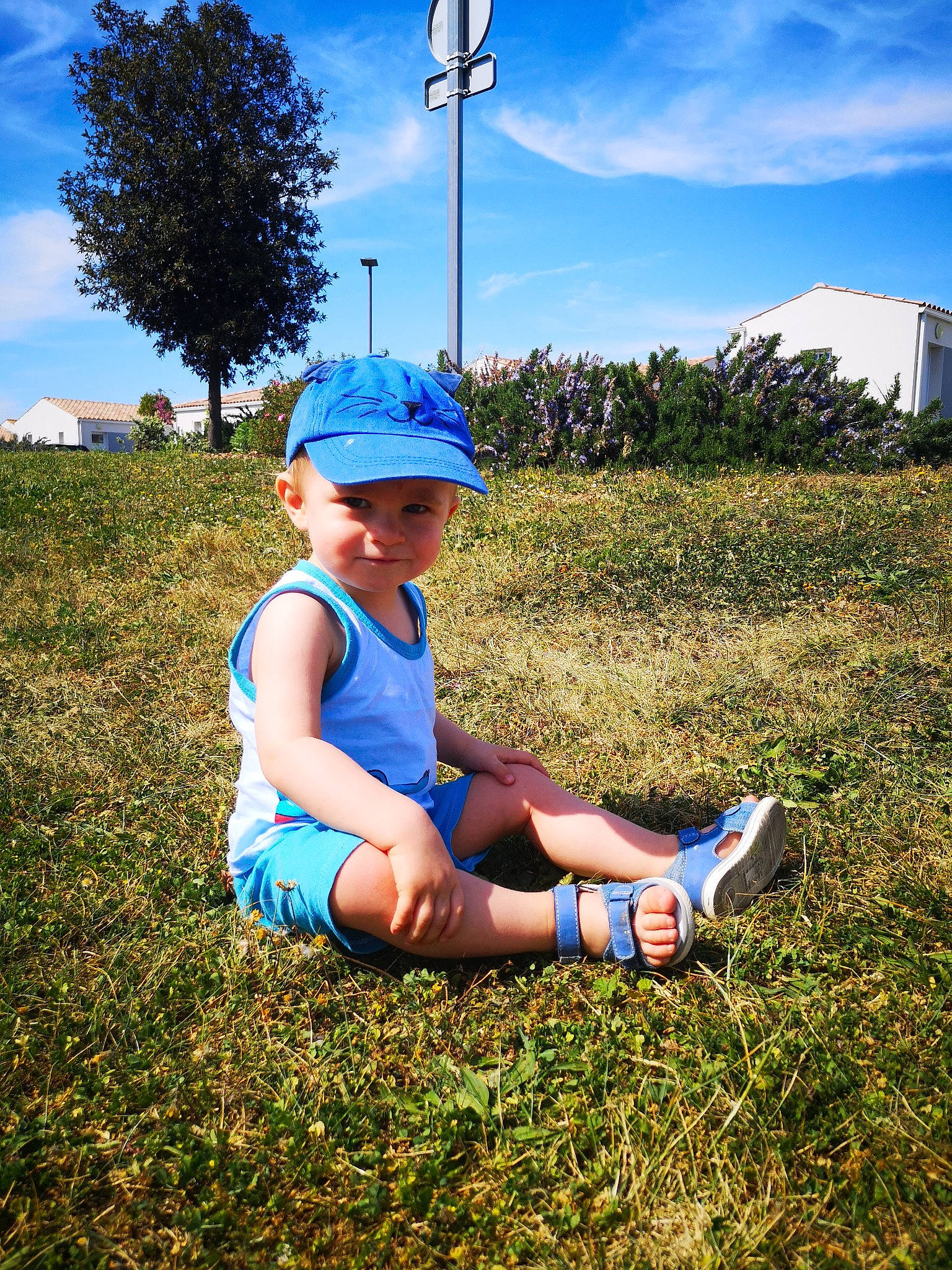 Aaron participe au concours pour gagner de l'argent avec cette photo : azure, cloud, fun, grass, grassland, happy, headgear, headwear, helmet, landscape, leaf, leisure, natural_environment, nature, people_in_nature, person, plant, sky, sneakers, sunlight