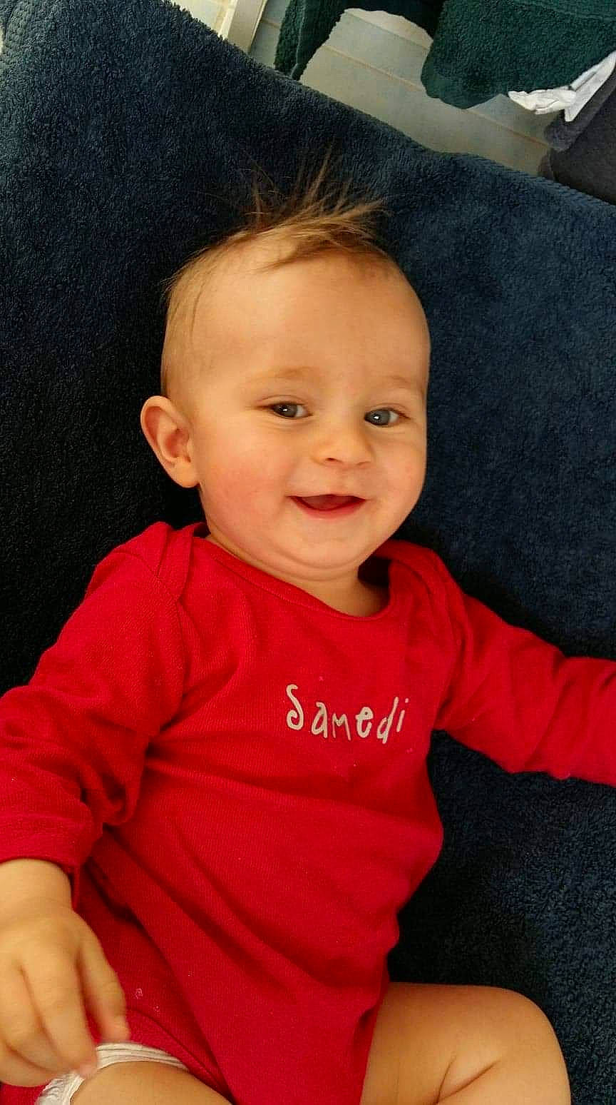 Aaron participe au concours pour gagner de l'argent avec cette photo : arm, baby_toddler_clothing, cheek, eye, eyebrow, facial_expression, hair, happy, head, iris, joy, lip, mammal, mouth, neck, nose, person, skin, sleeve, smile