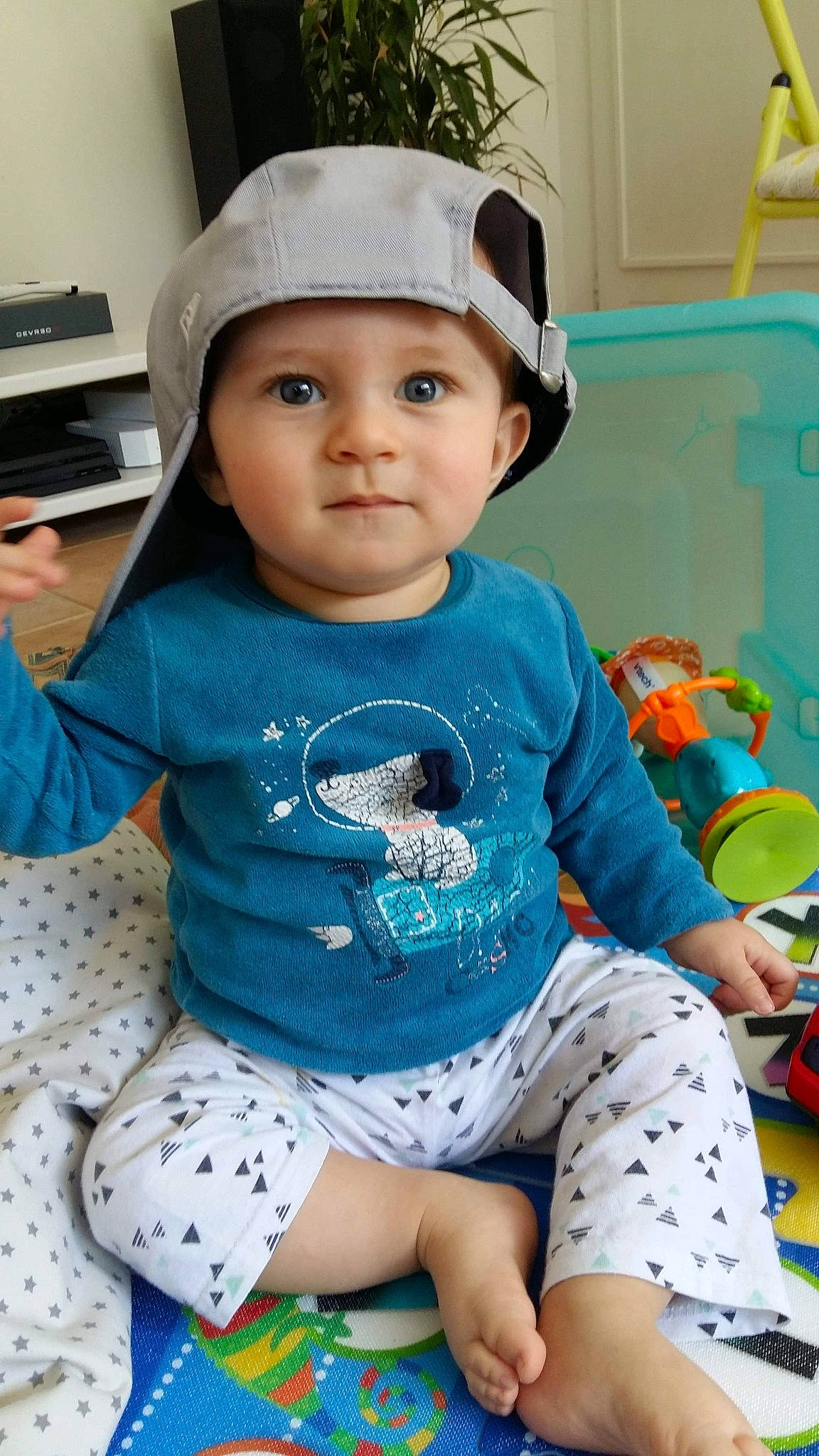 Aaron participe au concours pour gagner de l'argent avec cette photo : baby, baby_toddler_clothing, cap, chair, child, electric_blue, eyelash, fashion_accessory, green, happy, headwear, knee, pattern, person, shorts, sitting, sleeve, sock, t_shirt, thigh