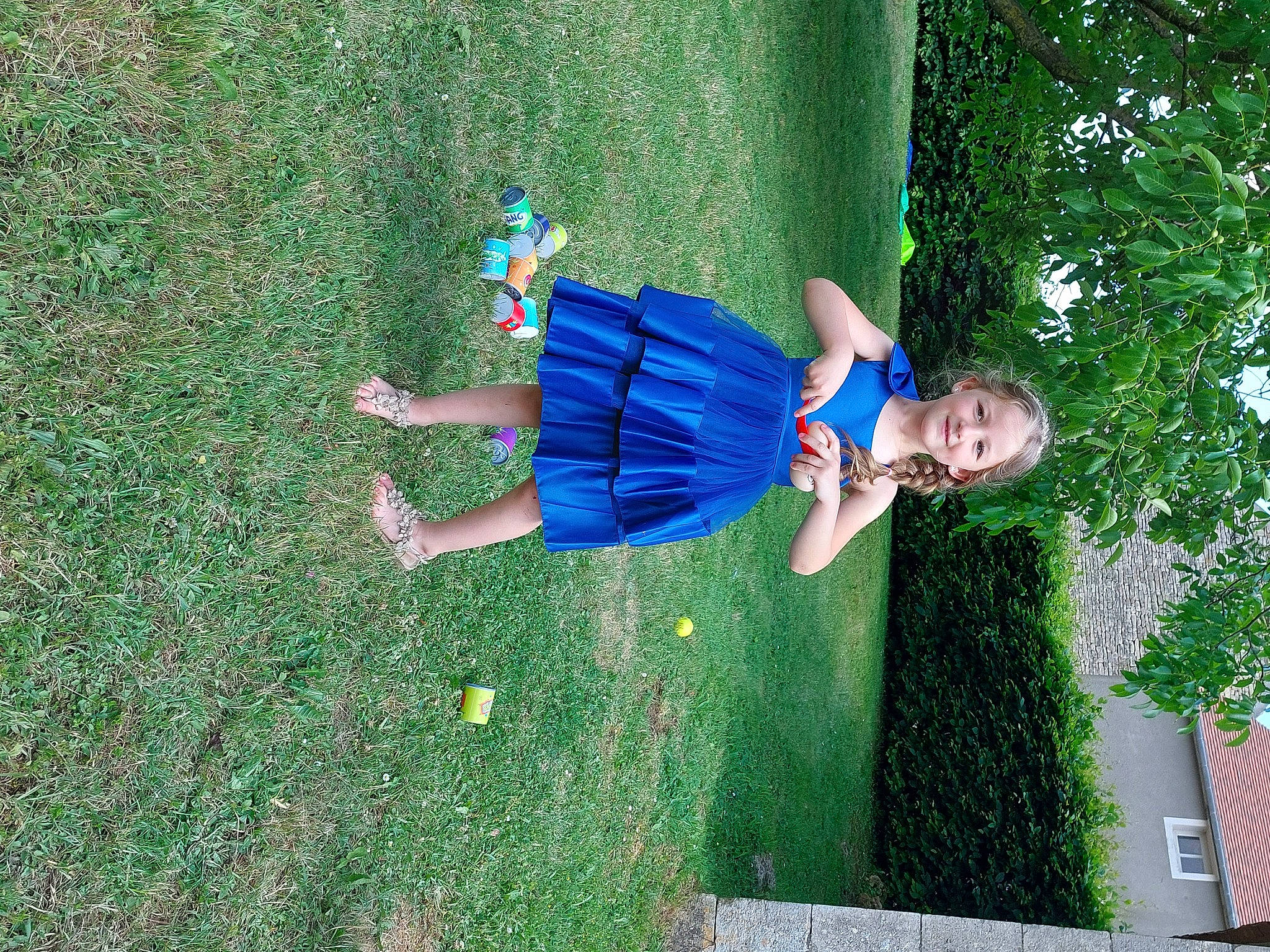 Iris a rejoint le concours — aidez-le/la à gagner de superbes lots ! child, electric_blue, fun, garden, grass, grass_family, green, happy, joy, lawn, leaf, leisure, people_in_nature, person, plant, recreation, shrub, spring, summer, t_shirt