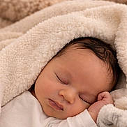 Priam a rejoint le concours — aidez-le/la à gagner de superbes lots ! baby, sleeping, blanket, teddy_bear, soft, cozy, child, infant, cute, warm, rest, portrait, peaceful, white_clothing, bed, closeup, face, hand, comfort, cuddle