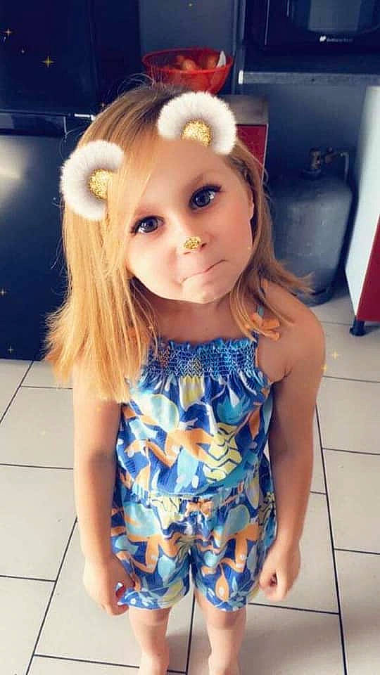 Eleana a rejoint le concours — aidez-le/la à gagner de superbes lots ! brown_hair, child, child_model, clothing, ear, fawn, hair_coloring, long_hair, person, smile, toddler