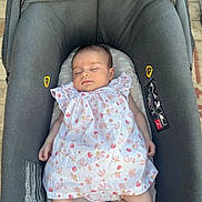 Jade a rejoint le concours — aidez-le/la à gagner de superbes lots ! baby, infant, sleeping, dress, floral, baby_carrier, gray, outdoor, pavement, footwear_none, child, peaceful, relaxing, person, cute, small, skin, head, arms, legs