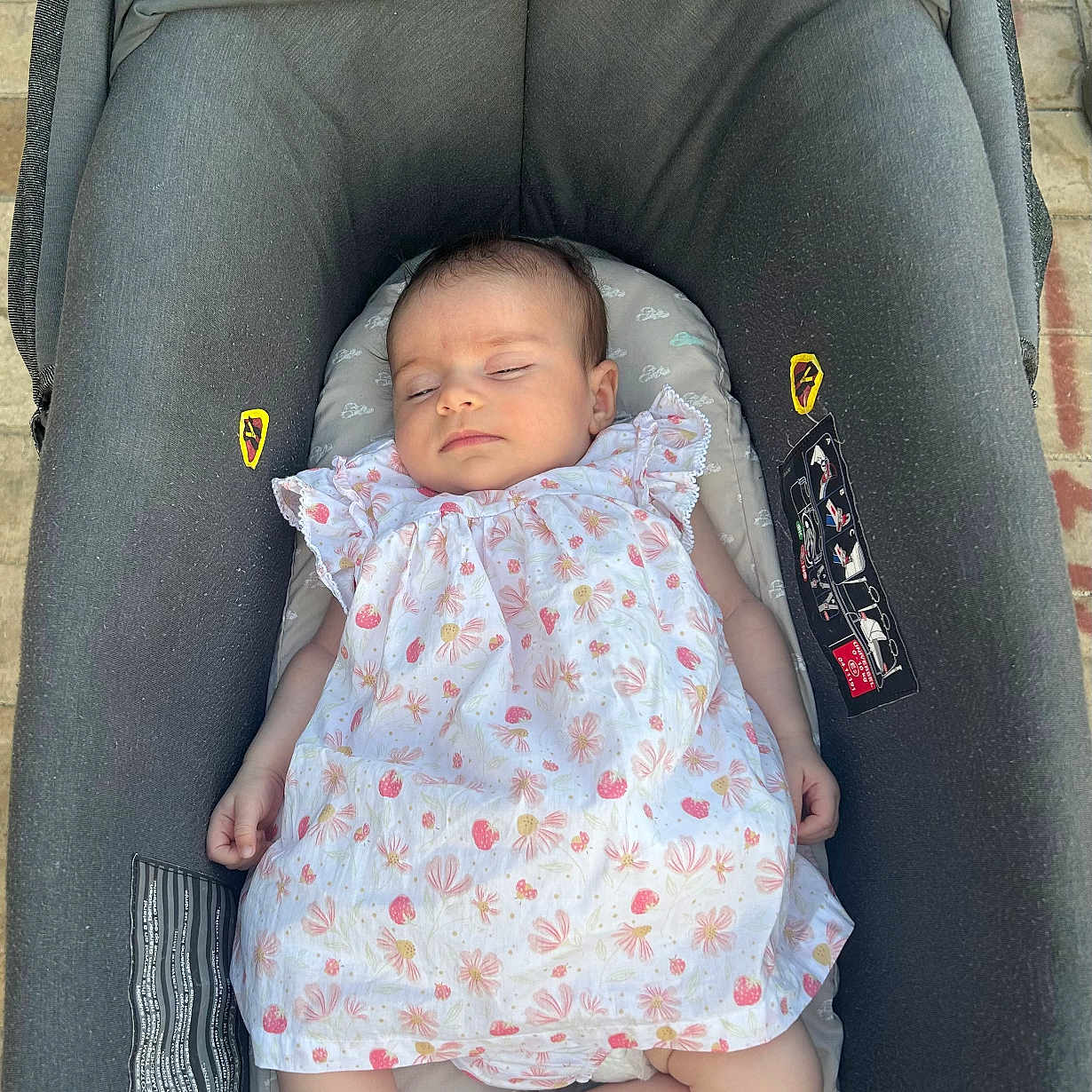 Jade a rejoint le concours — aidez-le/la à gagner de superbes lots ! arms, baby, baby_carrier, child, cute, dress, floral, footwear_none, gray, head, infant, legs, outdoor, pavement, peaceful, person, relaxing, skin, sleeping, small