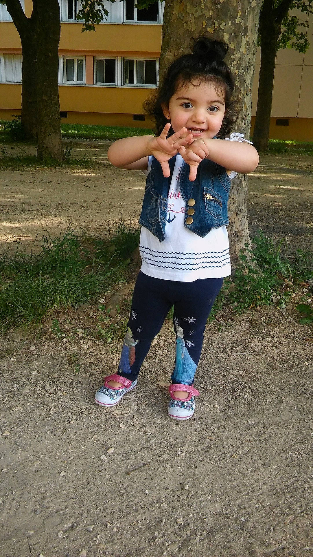 Soukaïna participe au concours pour gagner de l'argent avec cette photo : child, day, fun, human_action, human_positions, joy, people, person, play, spring, toddler