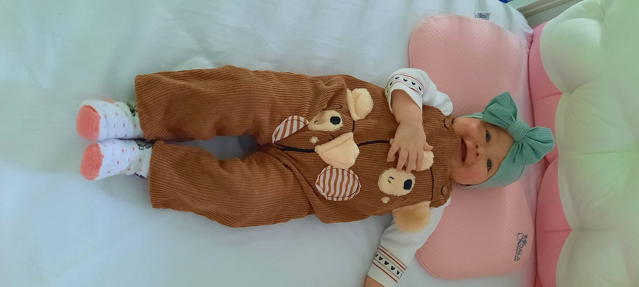 Rosa participe au concours pour gagner de l'argent avec cette photo : baby, baby_products, baby_toddler_clothing, baseball_cap, cap, child, comfort, elbow, hand, hat, headwear, linens, mammal, pattern, person, product, skin, sleeve, sunglasses, textile