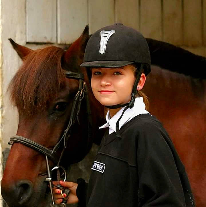 Lesly a rejoint le concours — aidez-le/la à gagner de superbes lots ! bit, bridle, english_riding, equestrian_helmet, equestrian_sport, equestrianism, headgear, headwear, helmet, horse, horse_supplies, horse_tack, joy, liver, mammal, outerwear, pack_animal, person, rein, saddle
