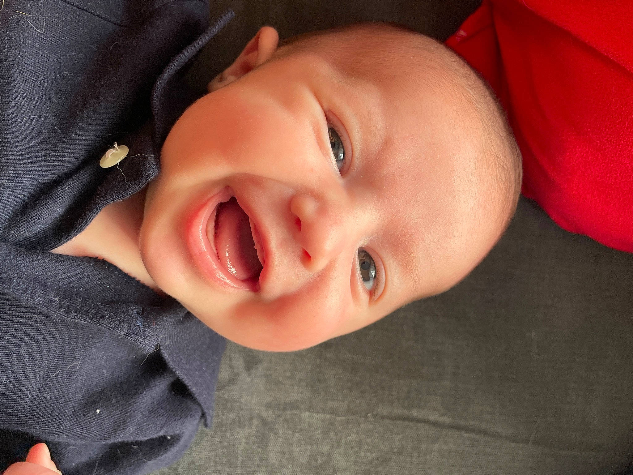 Kayden a rejoint le concours — aidez-le/la à gagner de superbes lots ! baby, baby_toddler_clothing, cheek, chin, comfort, eyebrow, flash_photography, gesture, happy, iris, lip, mammal, mouth, nose, person, product, skin, sleeve, smile, toddler