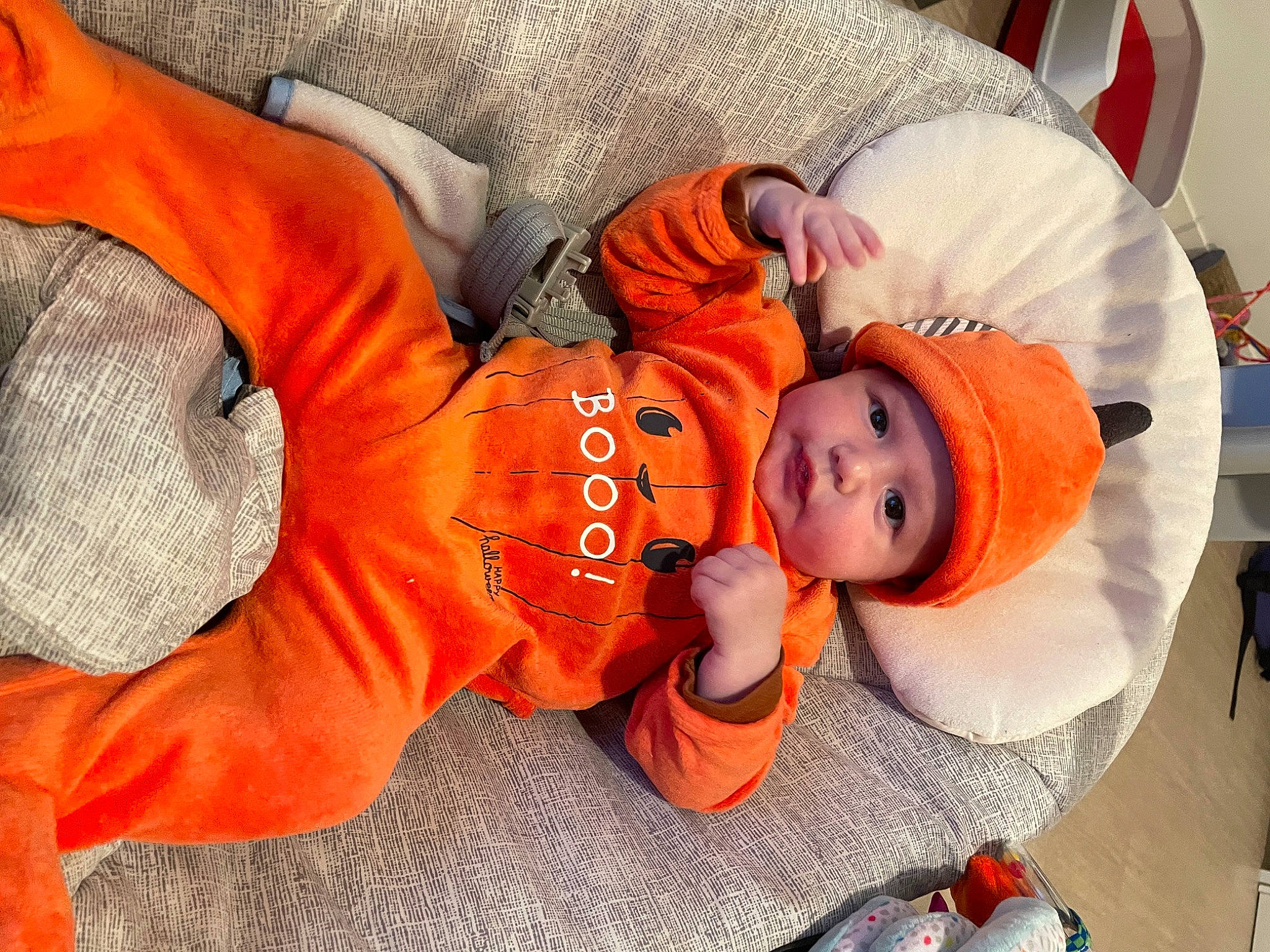 Kayden a rejoint le concours — aidez-le/la à gagner de superbes lots ! baby, baby_carriage, baby_products, baby_sleeping, baby_toddler_clothing, child, comfort, hat, headwear, lap, nap, orange, person, plant, room, sitting, sleep, toddler, tree