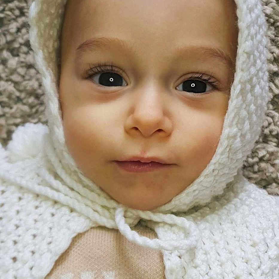 Sacha a rejoint le concours — aidez-le/la à gagner de superbes lots ! baby, bonnet, cap, clothing, coat, face, happy, hat, head, hood, jacket, knitwear, newborn, person, photography, portrait, smile, sweater