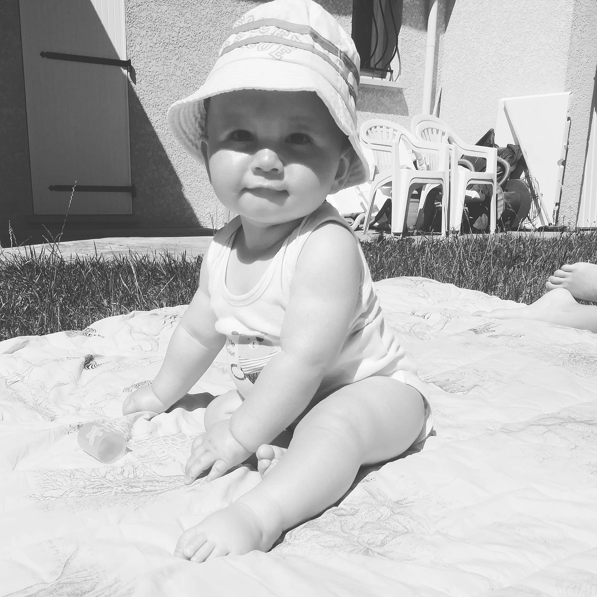 Mathys a rejoint le concours — aidez-le/la à gagner de superbes lots ! baby, black_and_white, child, fun, hat, head, headgear, headwear, monochrome, monochrome_photography, people, person, photograph, photography, sitting, smile, snapshot, summer, sun_hat, toddler