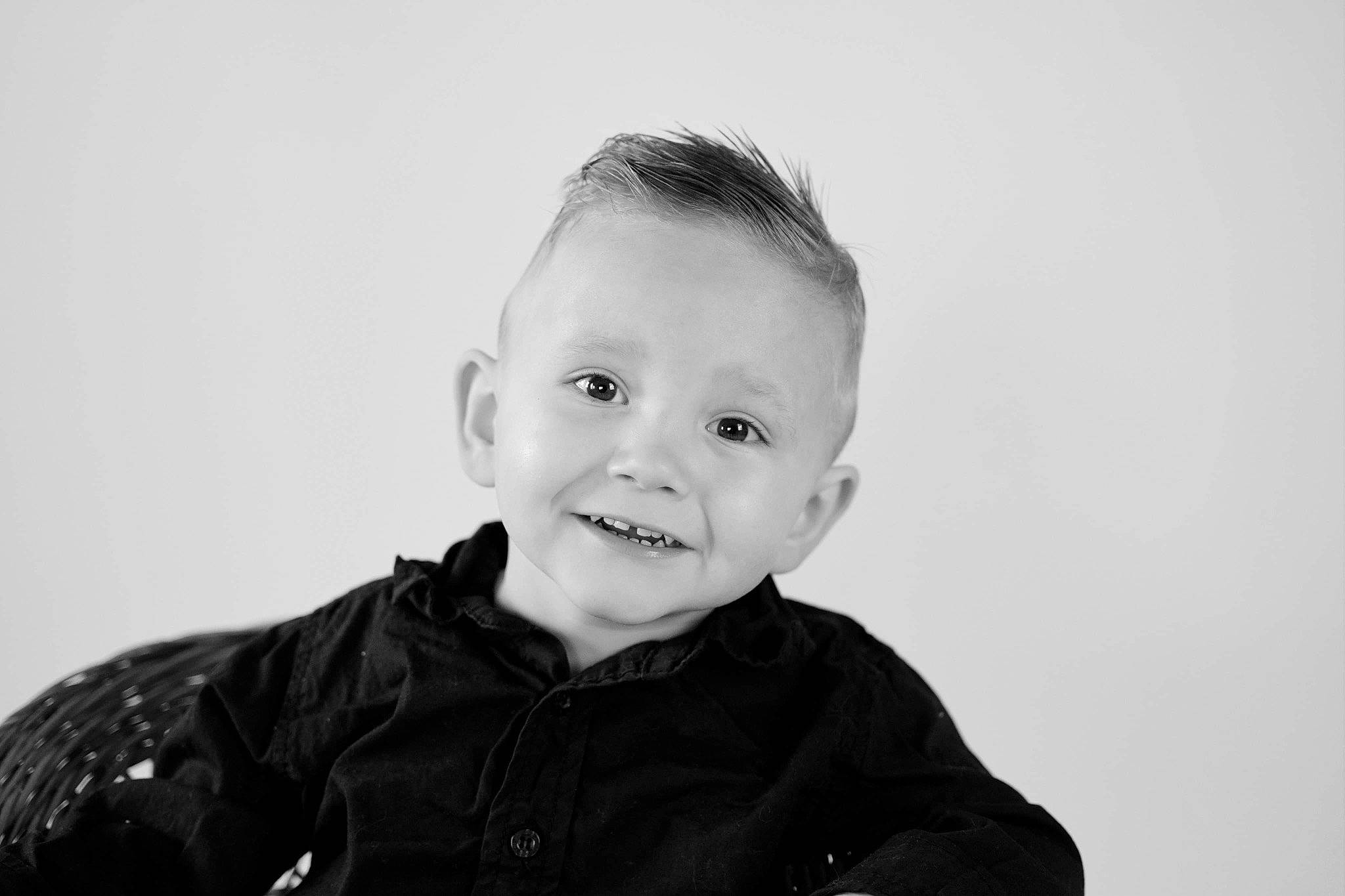 Mathys a rejoint le concours — aidez-le/la à gagner de superbes lots ! baby, baby_toddler_clothing, cheek, child, collar, flash_photography, fun, grey, happy, iris, joy, laugh, monochrome, monochrome_photography, outerwear, person, portrait_photography, sitting, sleeve, smile