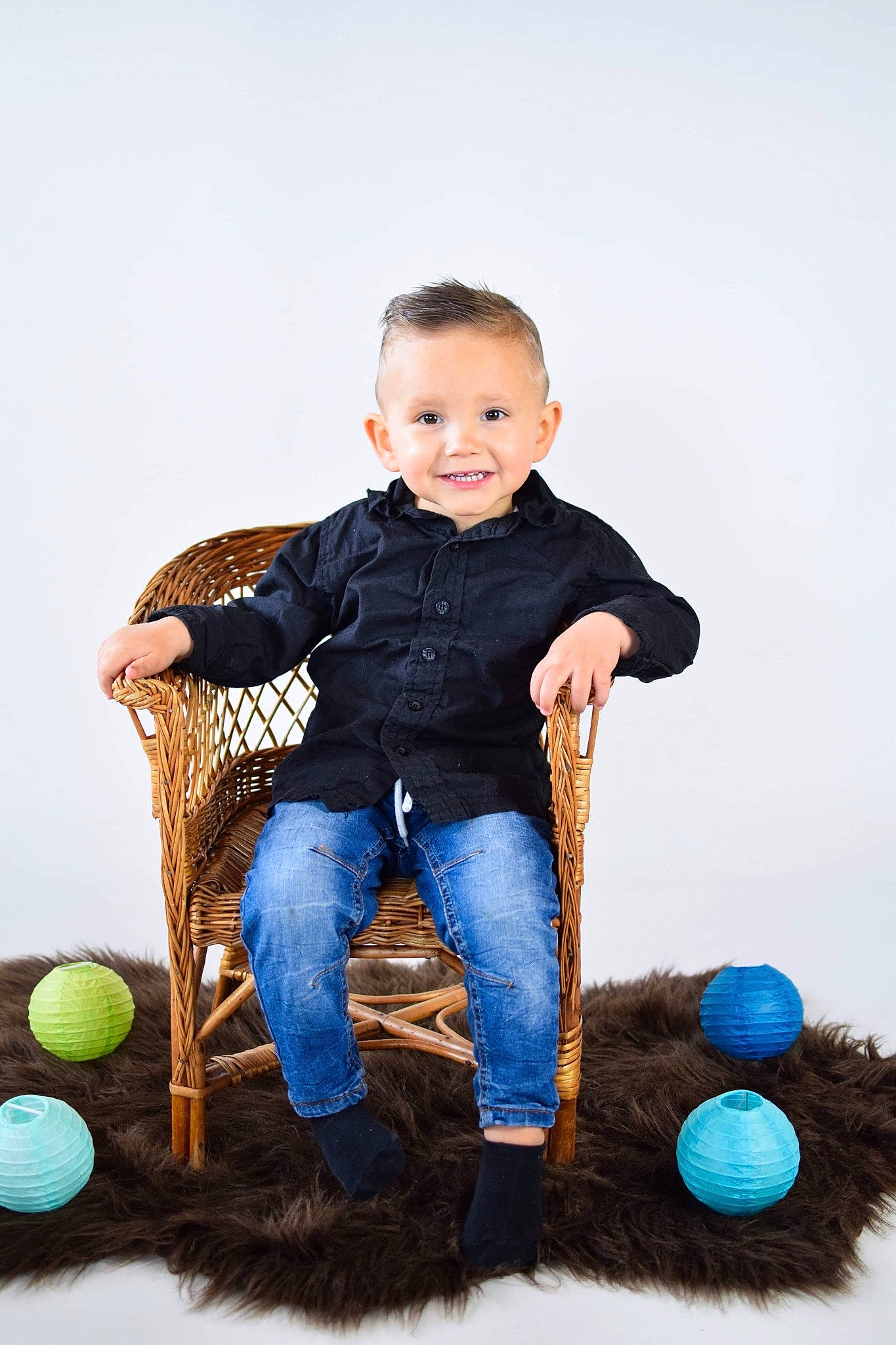Mathys participe au concours pour gagner de l'argent avec cette photo : azure, baby_playing_with_toys, baby_toddler_clothing, beauty, child, denim, electric_blue, grass, happy, jeans, joy, people_in_nature, person, recreation, shoe, sleeve, smile, sneakers, standing, toddler