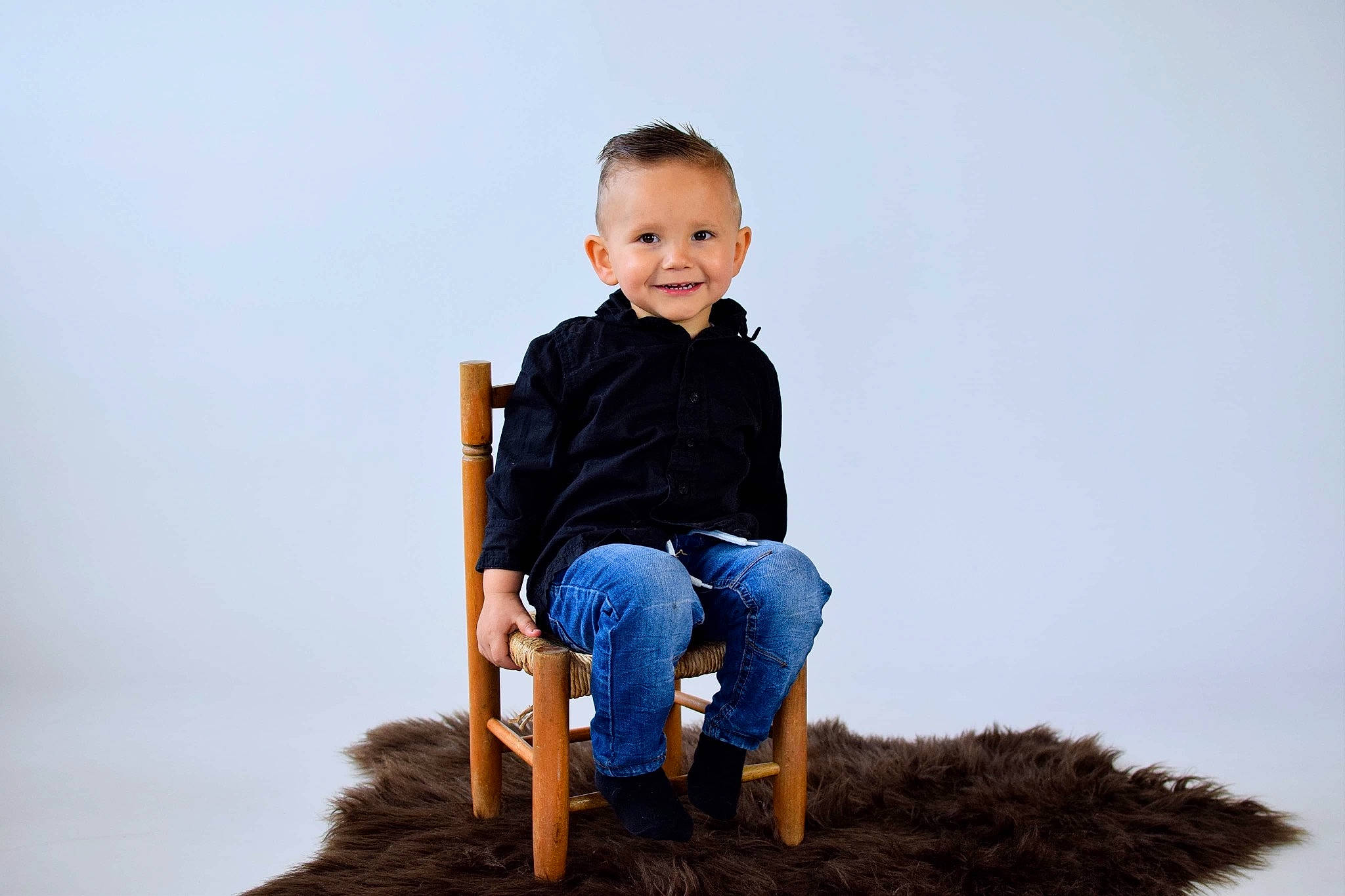 Mathys a rejoint le concours — aidez-le/la à gagner de superbes lots ! baby, baby_toddler_clothing, beauty, denim, electric_blue, flash_photography, grass, happy, human_body, jeans, joy, knee, leg, people, people_in_nature, person, sky, sleeve, smile, standing