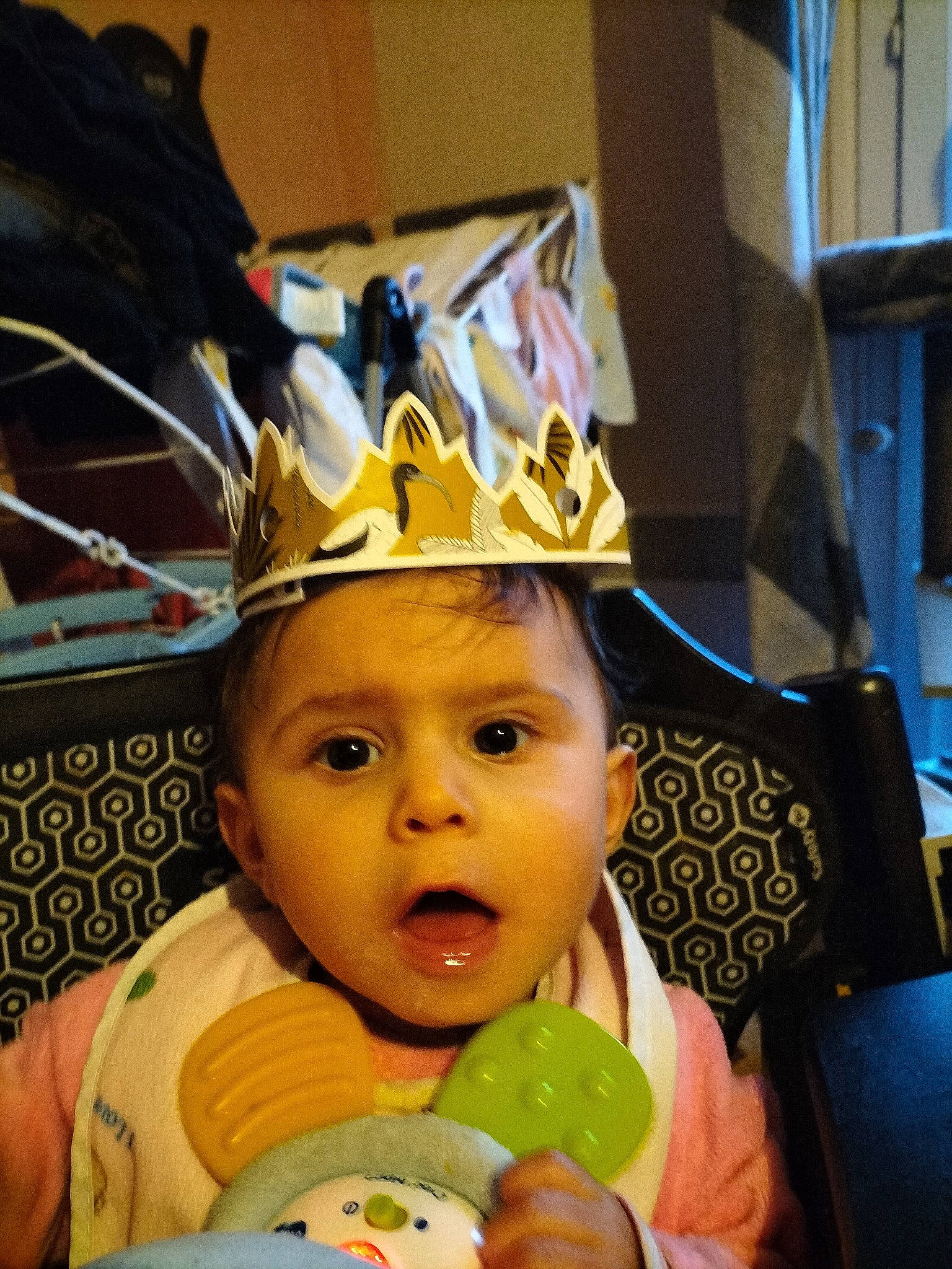 Cassandra a rejoint le concours — aidez-le/la à gagner de superbes lots ! baby, baby_products, baby_toddler_clothing, baby_toys, cap, cheek, child, costume_hat, event, fashion_accessory, fun, happy, hat, headwear, party_hat, party_supply, person, room, sitting, sun_hat