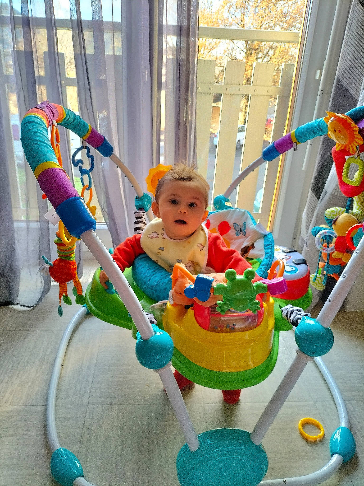 Cassandra a rejoint le concours — aidez-le/la à gagner de superbes lots ! baby, baby_products, baby_toddler_clothing, baby_toys, blue, child, cleanliness, electric_blue, event, fun, leisure, party_supply, person, plastic, play, room, smile, surprise, toddler