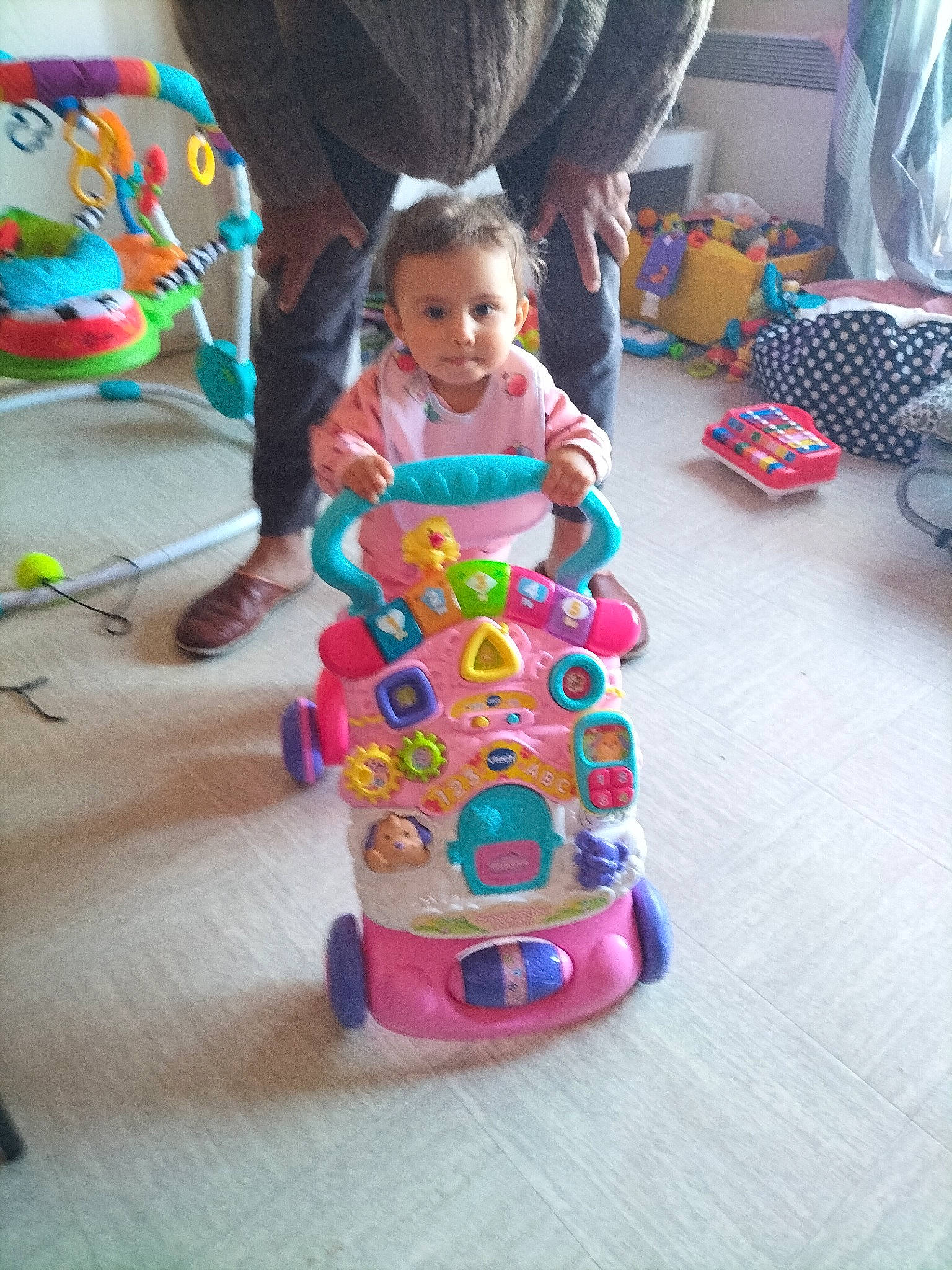 Cassandra participe au concours pour gagner de l'argent avec cette photo : baby, baby_products, baby_toddler_clothing, baby_toys, child, event, flooring, fun, kindergarten, leisure, party, person, plastic, play, recreation, riding_toy, sitting, toddler, toy, toy_vehicle