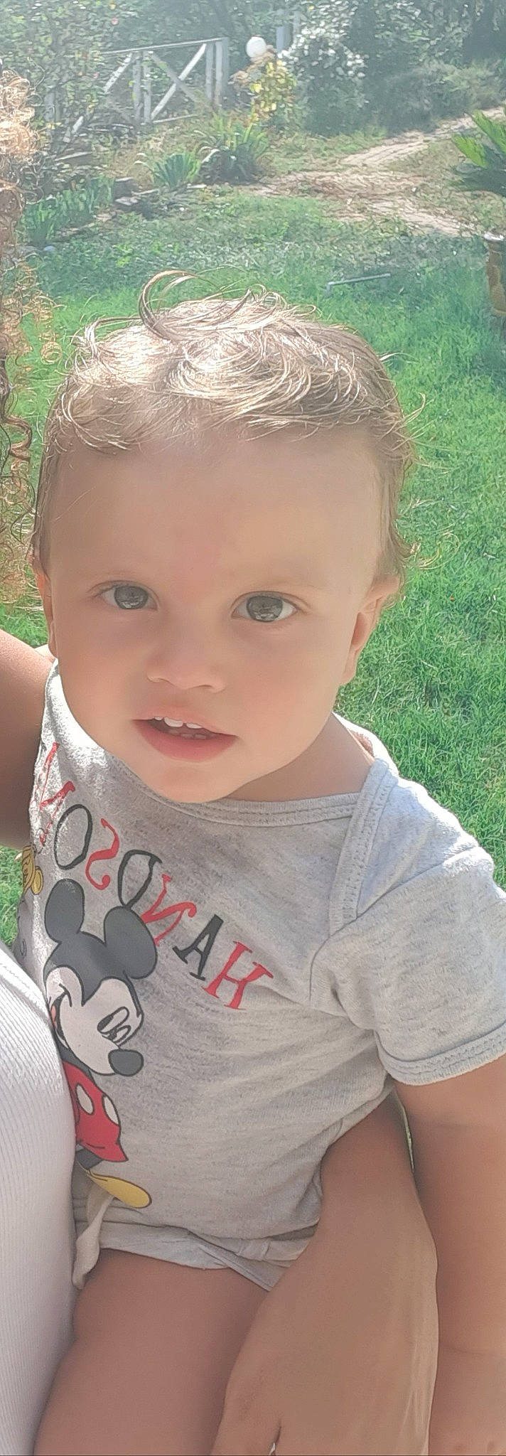 Roméo a rejoint le concours — aidez-le/la à gagner de superbes lots ! baby, blond, cheek, child, chin, cool, ear, eye, eyebrow, face, forehead, grass, hair, head, lip, neck, nose, person, skin, smile