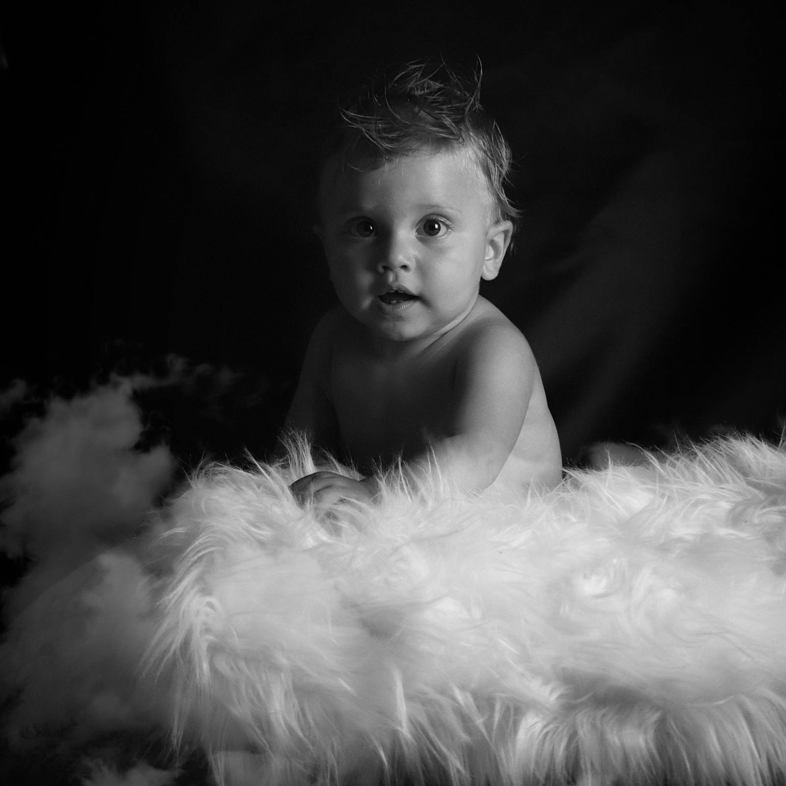 Roméo a rejoint le concours — aidez-le/la à gagner de superbes lots ! baby, ballet_tutu, black, black_and_white, child, costume, dress, eye, face, flash_photography, fur, monochrome, monochrome_photography, person, photograph, photography, portrait, portrait_photography, stock_photography, toddler