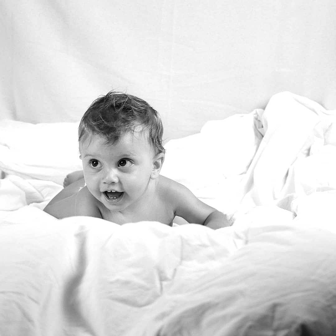 Roméo participe au concours pour gagner de l'argent avec cette photo : baby, bed, black, black_and_white, child, eye, face, facial_expression, head, monochrome, monochrome_photography, nose, people, person, photograph, photography, room, skin, smile, snapshot
