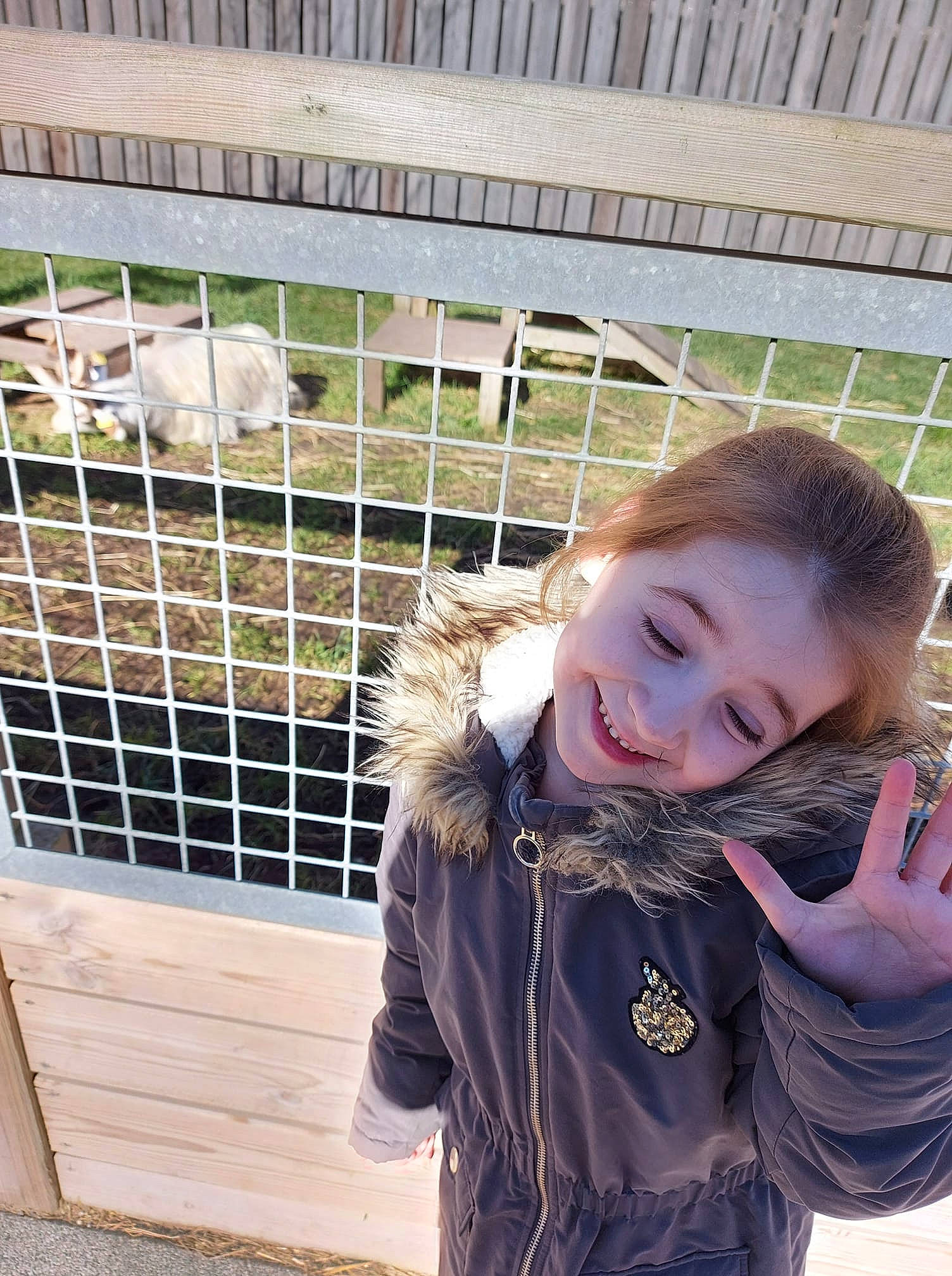 Alyssia a rejoint le concours — aidez-le/la à gagner de superbes lots ! cage, child, eye, fence, flash_photography, fun, fur, grass, happy, jacket, joy, leisure, person, pet_supply, sitting, sleeve, smile, street_fashion, toddler, tree