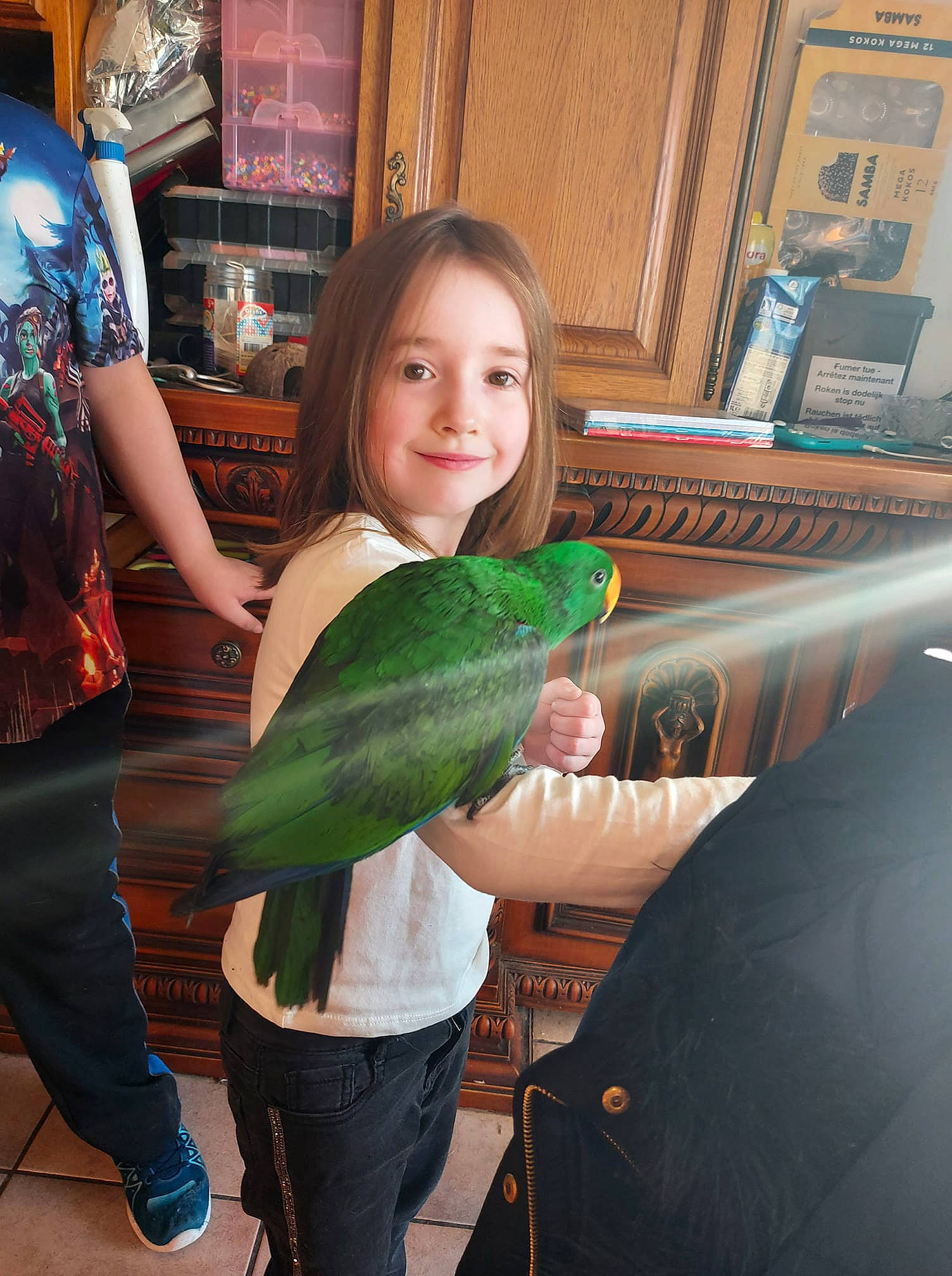 Alyssia a rejoint le concours — aidez-le/la à gagner de superbes lots ! child, fish, fun, happy, iris, jeans, joint, joy, leisure, person, picture_frame, recreation, room, smile, standing, t_shirt, vacation