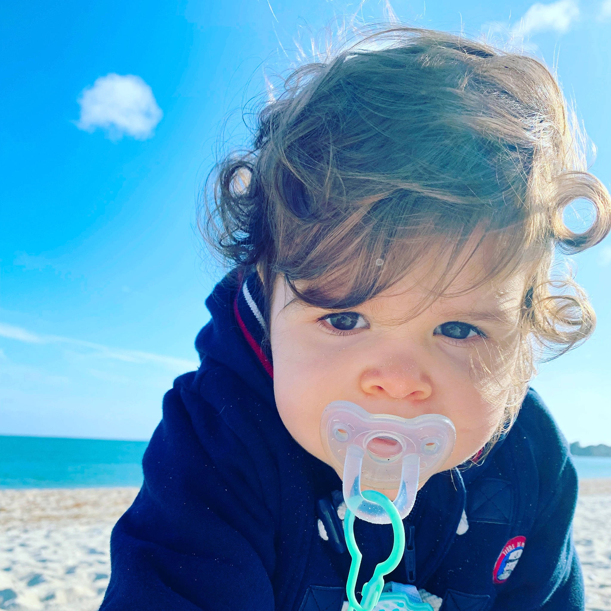 Nina a rejoint le concours — aidez-le/la à gagner de superbes lots ! azure, baby_toddler_clothing, beach, blue, cloud, drinkware, electric_blue, eye, eyelash, fun, happy, head, iris, lip, neck, nose, person, sky, sleeve, toddler