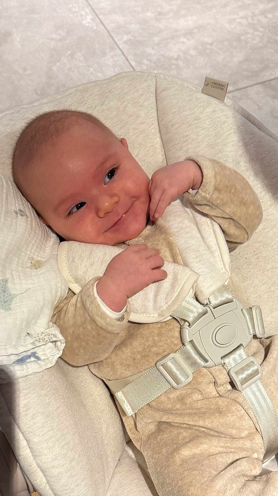 Guerlain a rejoint le concours — aidez-le/la à gagner de superbes lots ! baby, infant, child, smile, face, clothing, seat, buckle, cushion, blanket, hand, skin, head, expression, cute, indoor, soft, comfort, relaxation, young