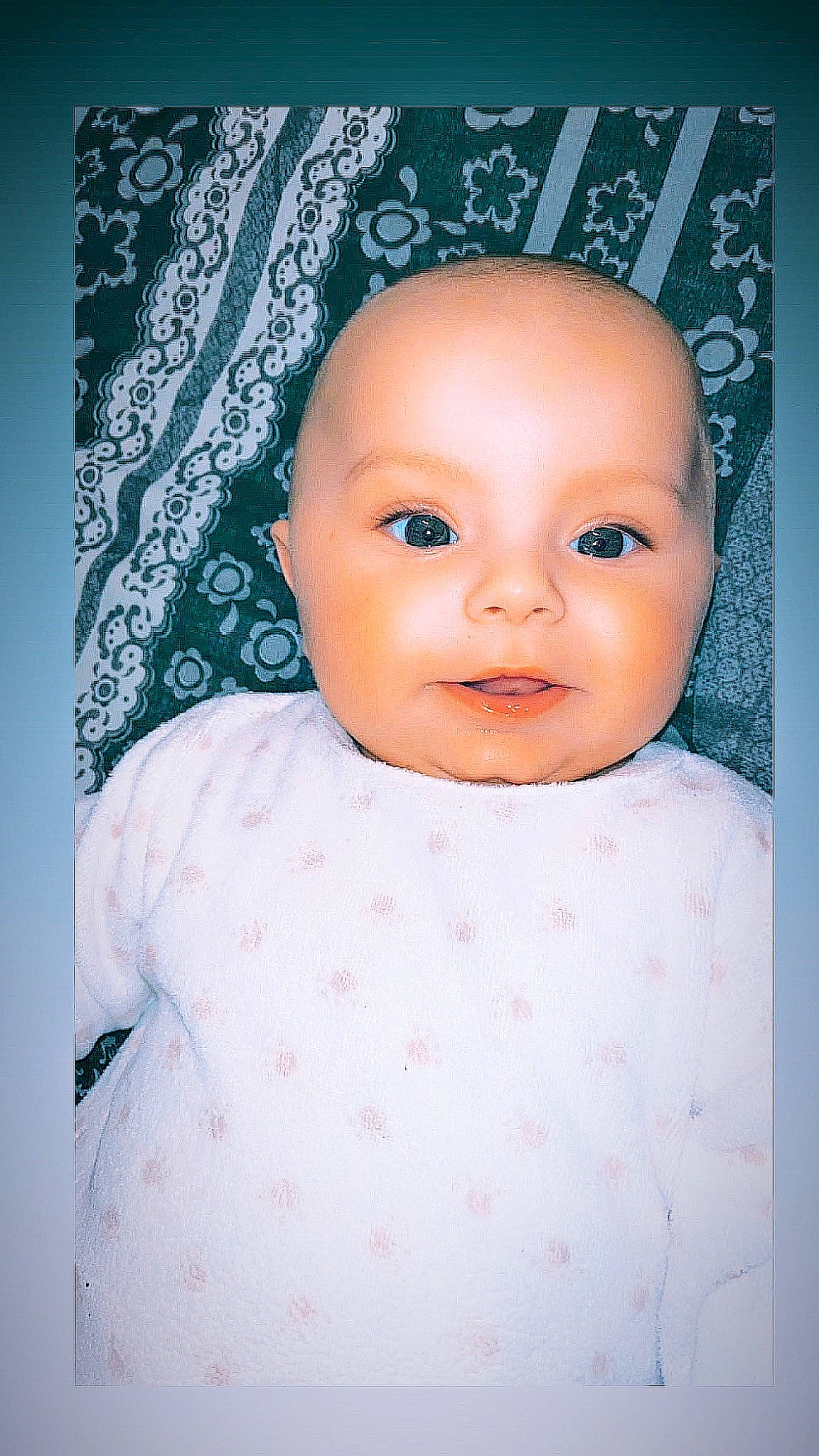 Nahïl participe au concours pour gagner de l'argent avec cette photo : baby, baby_toddler_clothing, cheek, child, chin, eye, eyelash, iris, linens, lip, magenta, no_expression, nose, pattern, peach, person, portrait_photography, product, skin, sleeve