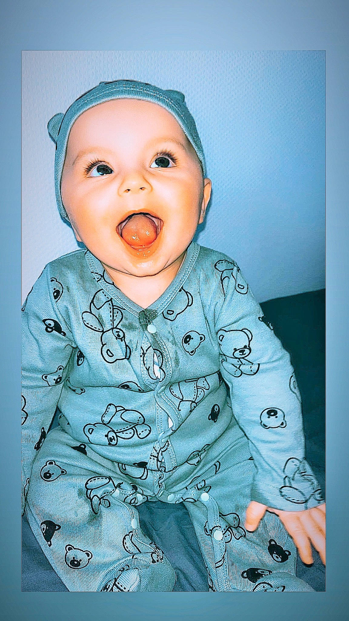 Nahïl participe au concours pour gagner de l'argent avec cette photo : baby, baby_toddler_clothing, cheek, child, eye, fun, happy, head, jaw, laugh, lip, nose, pattern, person, portrait, portrait_photography, sitting, sleeve, surprise, t_shirt