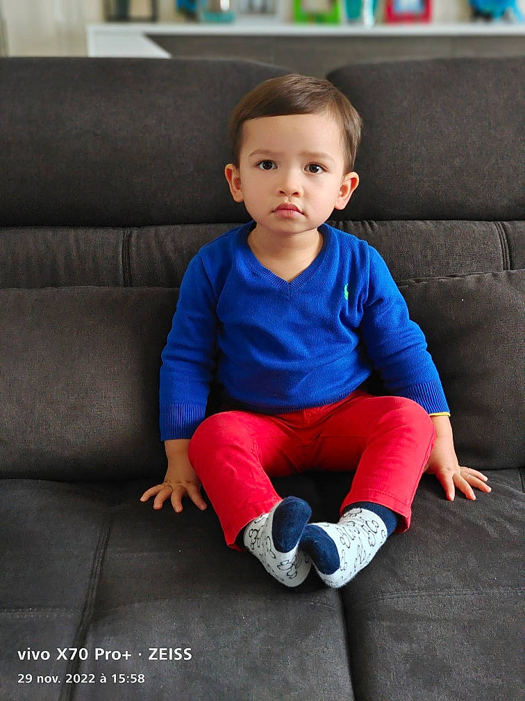Sacha participe au concours pour gagner de l'argent avec cette photo : arm, azure, baby_toddler_clothing, cheek, child, clothing, comfort, couch, denim, electric_blue, flash_photography, flooring, happy, human_leg, knee, leg, person, sitting, sleeve, t_shirt