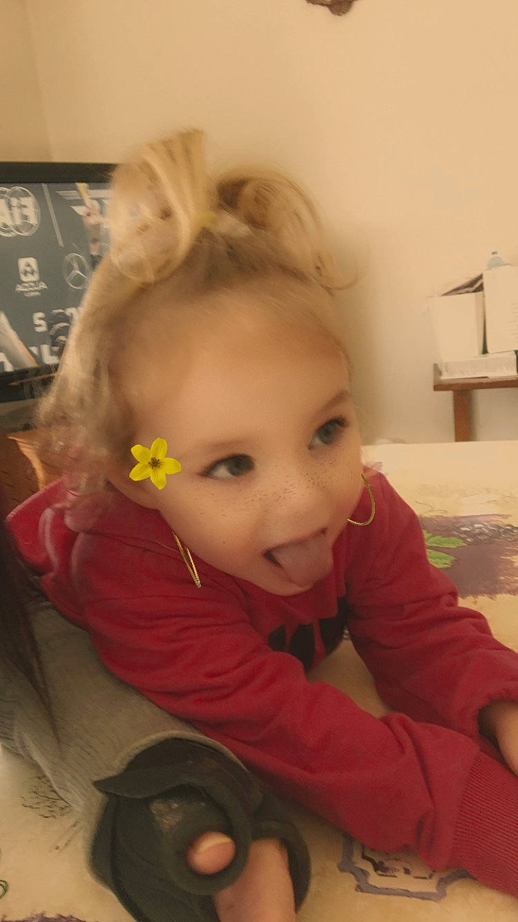 Ambre participe au concours pour gagner de l'argent avec cette photo : arm, baby_toddler_clothing, cheek, comfort, ear, eyebrow, eyelash, finger, flower, happy, head, human_body, iris, lip, mouth, neck, nose, person, skin, sleeve