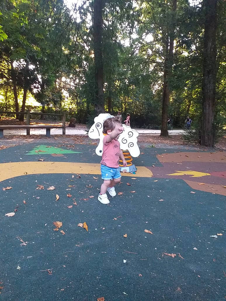 Emma a rejoint le concours — aidez-le/la à gagner de superbes lots ! asphalt, botany, branch, fun, gesture, grass, happy, leisure, nature, people_in_nature, person, plant, recreation, road_surface, shade, sky, summer, sunlight, tints_and_shades, tree