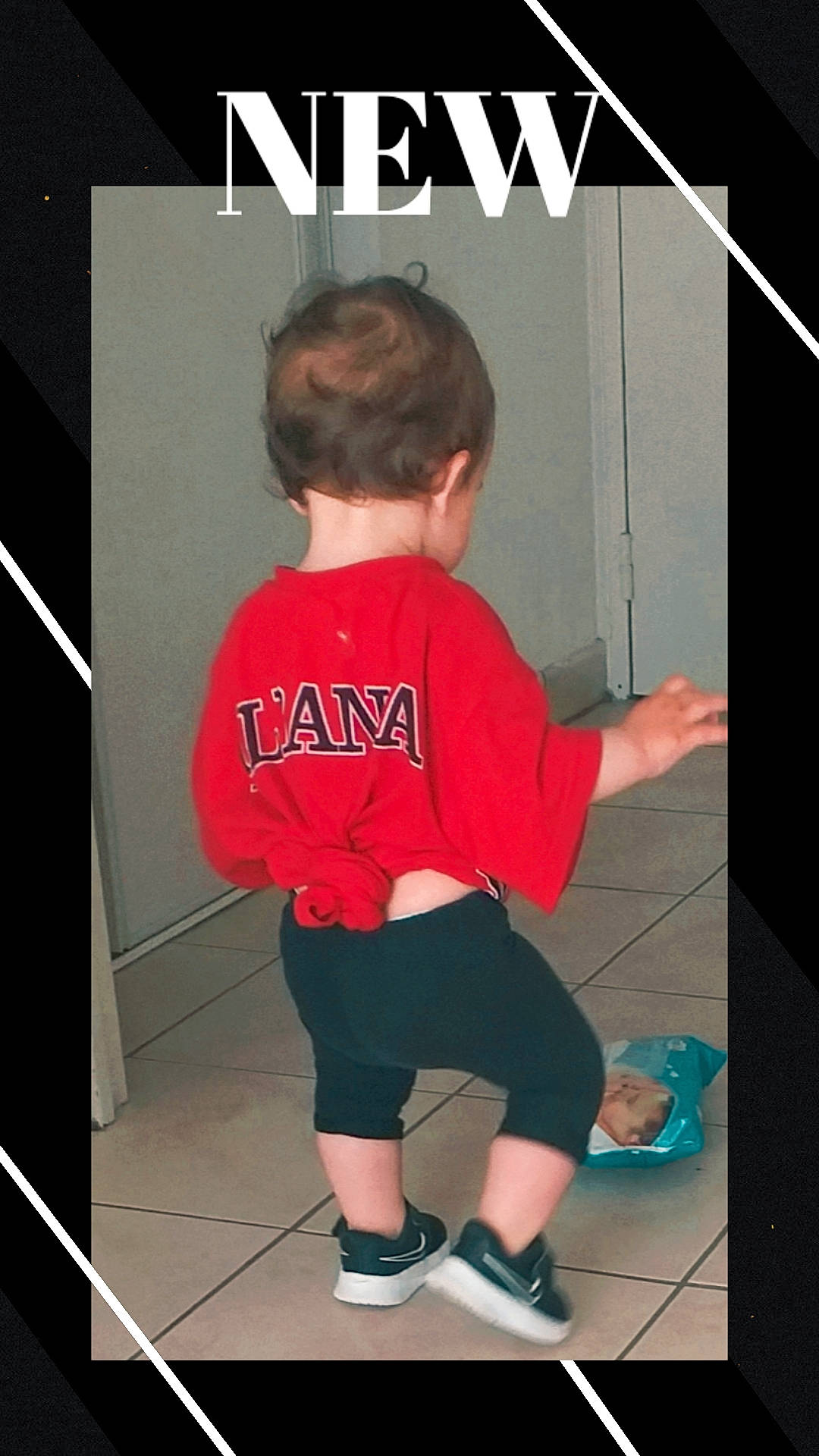 Emma a rejoint le concours — aidez-le/la à gagner de superbes lots ! baby_toddler_clothing, cool, flooring, human_leg, joint, knee, leg, pattern, person, pink, shoe, shorts, shoulder, sleeve, sneakers, sportswear, t_shirt, textile, thigh, toddler