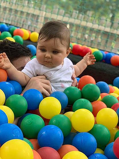 Kaydenn participe au concours pour gagner de l'argent avec cette photo : baby, ball, ball_pit, beauty, black, child, clothing, community, fun, grass, happy, leisure, people, people_in_nature, person, photograph, product, public_space, toddler, toy