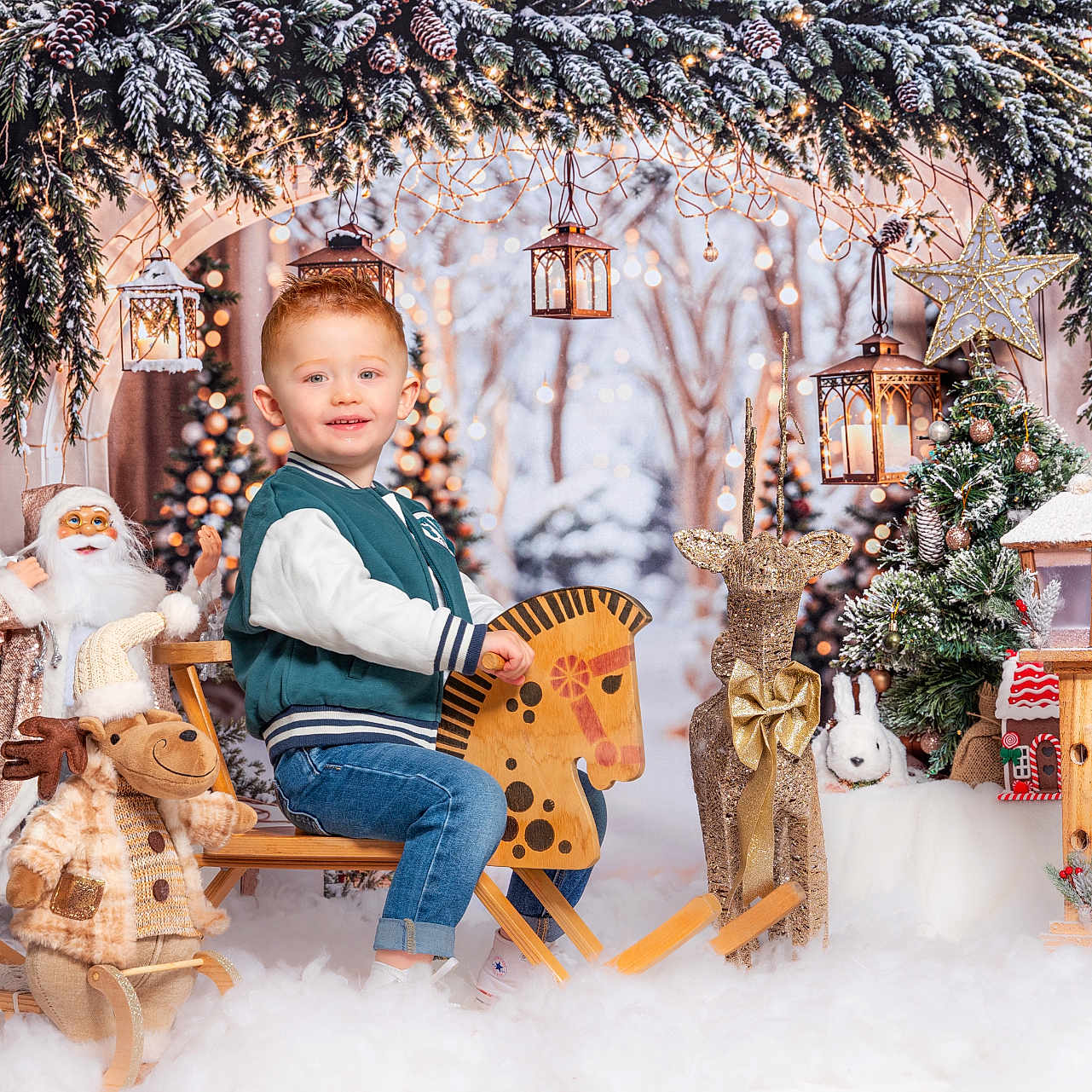 Saylor a rejoint le concours — aidez-le/la à gagner de superbes lots ! child, christmas, christmas_tree, cute, decor, festive_lights, happy, holiday_decorations, indoor, nutcracker, playful, reindeer, rocking_horse, santa_doll, seasonal, smiling, snow, toy, winter, wooden_toy