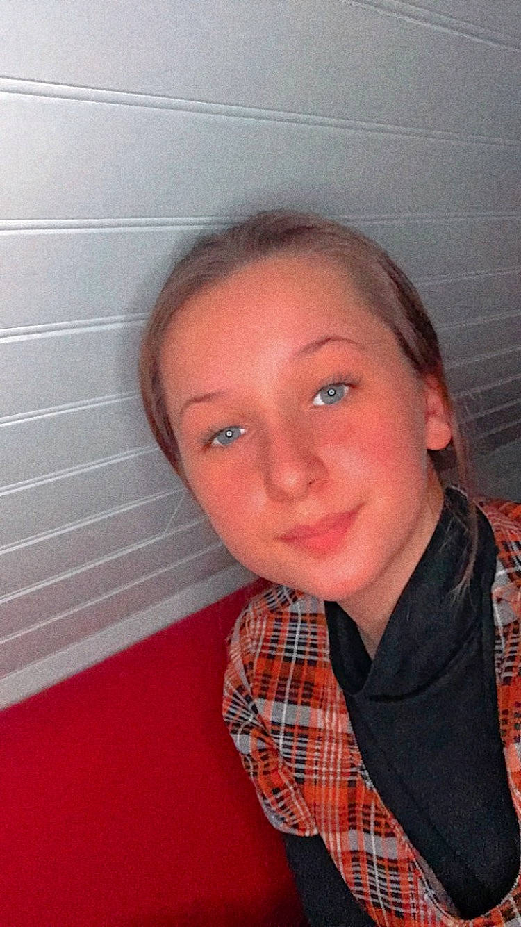 Suzon participe au concours pour gagner de l'argent avec cette photo : brown_hair, cheek, chin, collar, dress_shirt, eyebrow, eyelash, forehead, hairstyle, iris, jaw, lip, neck, pattern, person, plaid, selfie, skin, tan, tartan