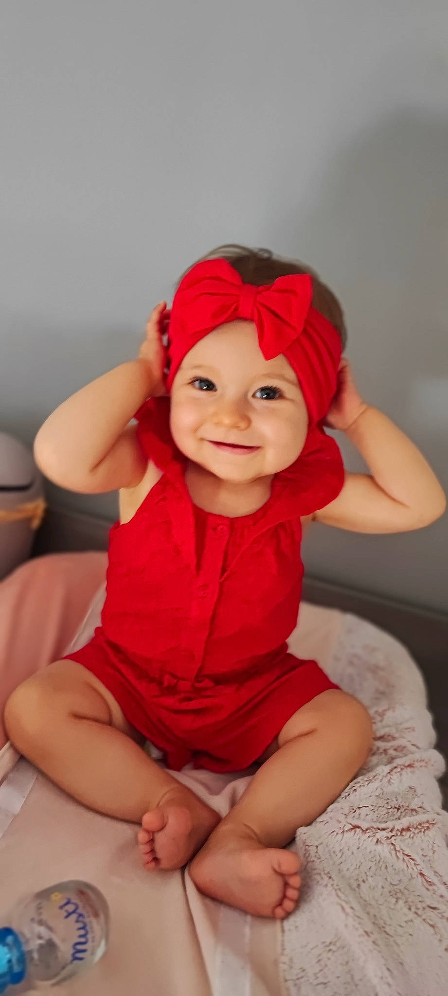 Lèa a rejoint le concours — aidez-le/la à gagner de superbes lots ! baby, baby_toddler_clothing, cap, child, dress, eye, fun, gesture, happy, hat, head, headwear, human_body, human_leg, joy, lip, magenta, person, pink, skin