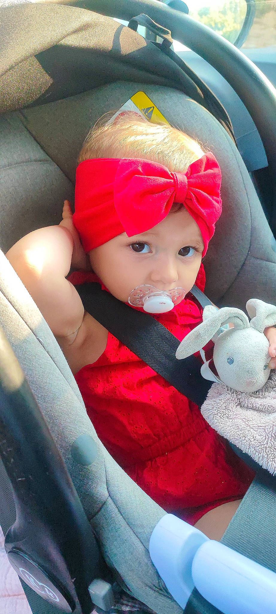 Lèa participe au concours pour gagner de l'argent avec cette photo : auto_part, baby, baby_carriage, baby_products, baby_toddler_clothing, cap, car_seat, car_seat_cover, carmine, child, comfort, goggles, headwear, person, personal_protective_equipment, skin, steering_wheel, stuffed_toy, sunglasses, toddler