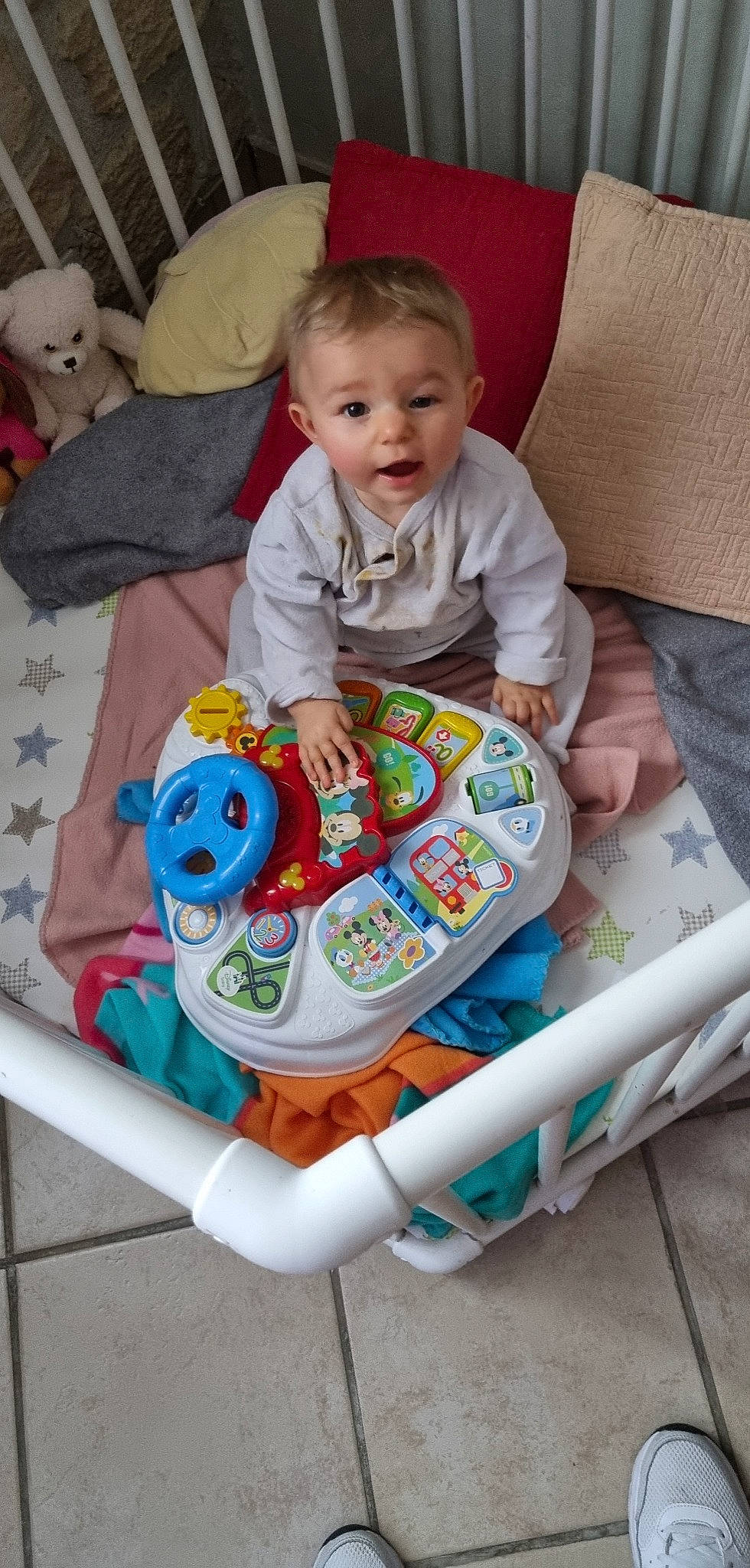Lyhana participe au concours pour gagner de l'argent avec cette photo : baby, baby_products, baby_toddler_clothing, baby_toys, bib, chair, cheek, child, comfort, face, fun, head, linens, person, play, room, sitting, smile, t_shirt, toddler