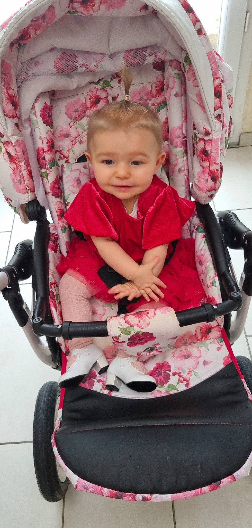 Lyhana a rejoint le concours — aidez-le/la à gagner de superbes lots ! baby, baby_carriage, baby_products, baby_safety, baby_toddler_clothing, child, comfort, fun, happy, lap, magenta, person, pink, product, sitting, smile, toddler, wheel, white