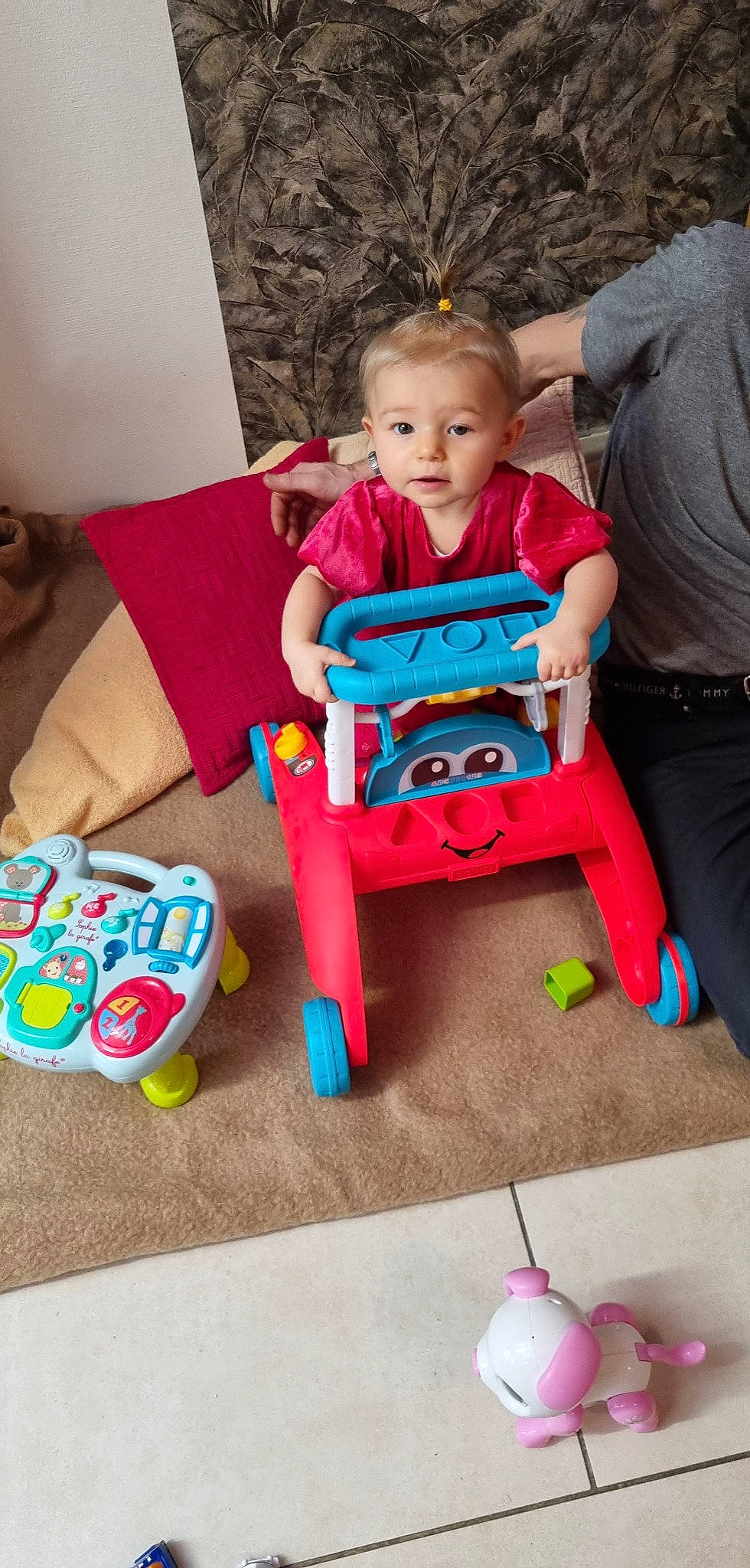 Lyhana a rejoint le concours — aidez-le/la à gagner de superbes lots ! baby, baby_products, baby_toddler_clothing, chair, child, comfort, event, face, fun, furniture, happy, jeans, leisure, magenta, person, pink, play, room, sitting, t_shirt