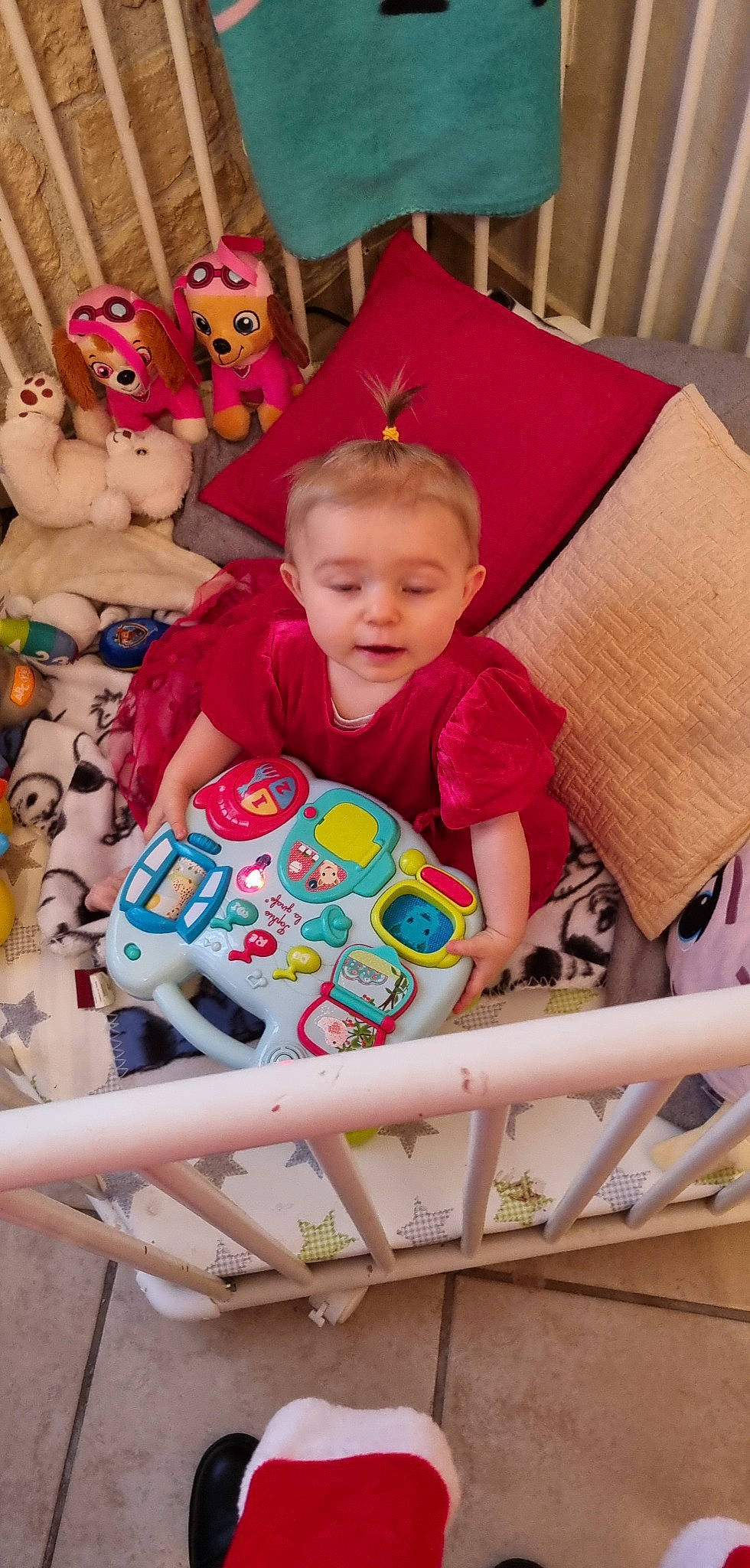 Lyhana a rejoint le concours — aidez-le/la à gagner de superbes lots ! baby, baby_toddler_clothing, child, comfort, eye, fun, happy, head, human_body, leisure, mammal, organ, person, pink, red, sitting, textile, toddler, toy, white