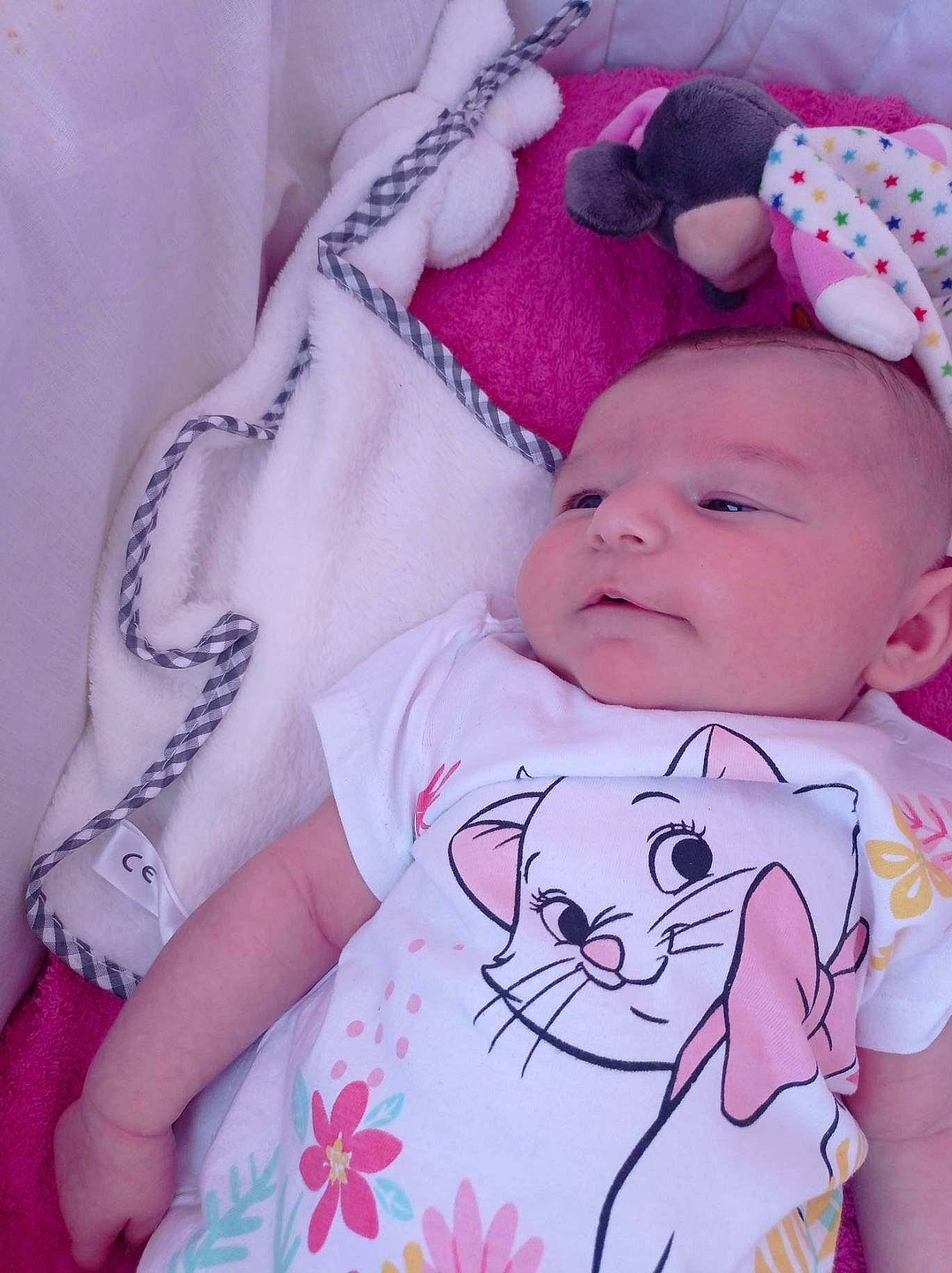 Lyhana a rejoint le concours — aidez-le/la à gagner de superbes lots ! baby, baby_products, baby_sleeping, baby_toddler_clothing, cheek, comfort, cool, eye, happy, head, linens, magenta, pattern, person, pink, product, skin, sleeve, t_shirt, toddler