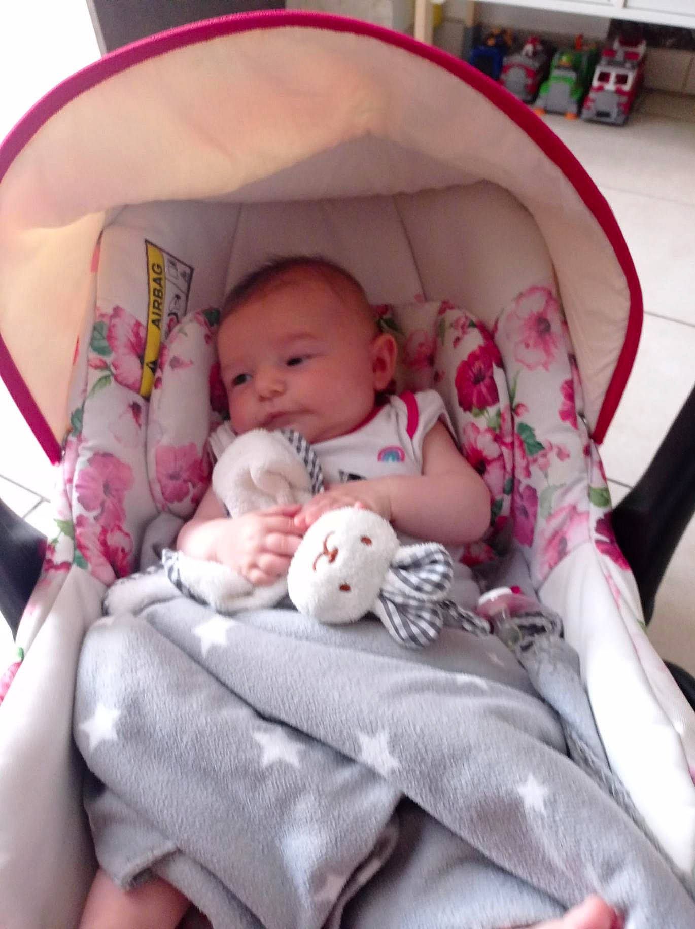 Lyhana participe au concours pour gagner de l'argent avec cette photo : baby, baby_products, baby_sleeping, baby_toddler_clothing, cheek, child, comfort, eye, eyelash, face, human_body, iris, mammal, mouth, person, pink, sitting, skin, textile, toddler