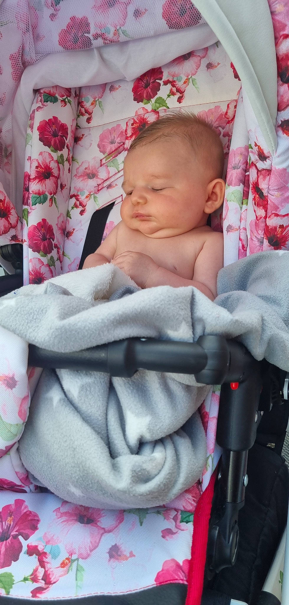 Lyhana participe au concours pour gagner de l'argent avec cette photo : arm, baby, baby_carriage, baby_safety, baby_toddler_clothing, beauty, cheek, child, comfort, eye, finger, hand, head, iris, lip, mouth, person, pink, skin, sleeve
