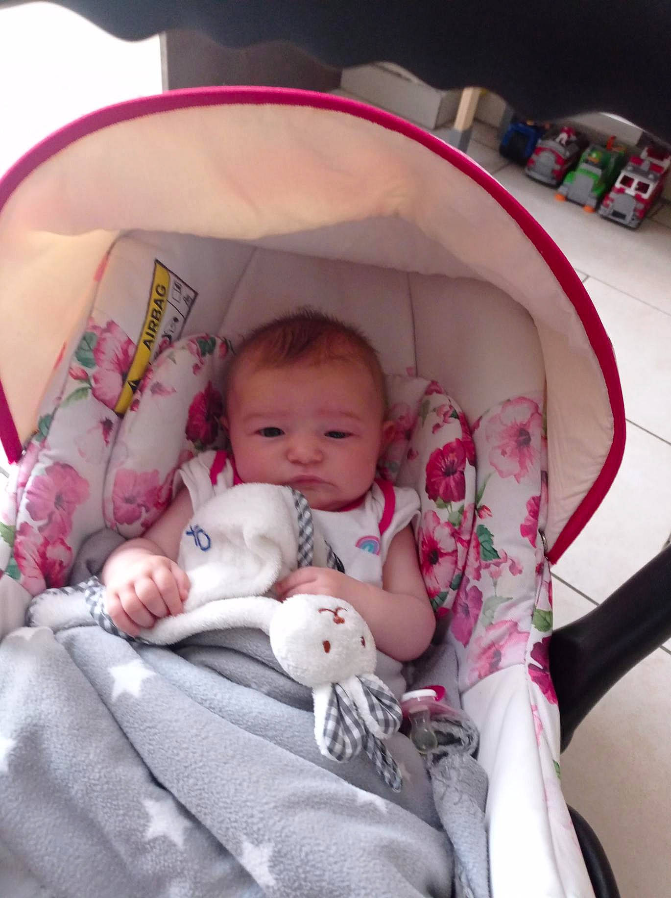 Lyhana a rejoint le concours — aidez-le/la à gagner de superbes lots ! baby, baby_products, baby_toddler_clothing, cheek, child, comfort, eye, finger, head, iris, lap, leg, linens, mammal, mouth, person, sitting, skin, textile, toddler