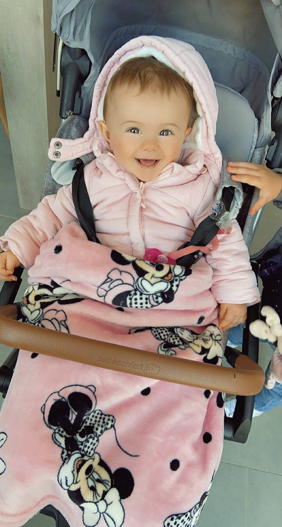 Mia a rejoint le concours — aidez-le/la à gagner de superbes lots ! baby, baby_carriage, baby_safety, baby_toddler_clothing, chair, child, collar, comfort, eye, face, happy, head, joy, person, photograph, pink, product, sitting, sleeve, smile